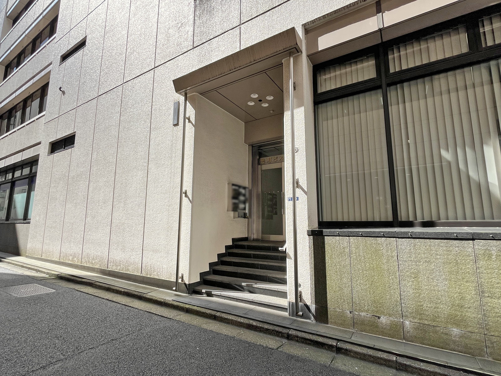 オフィスビル出入口