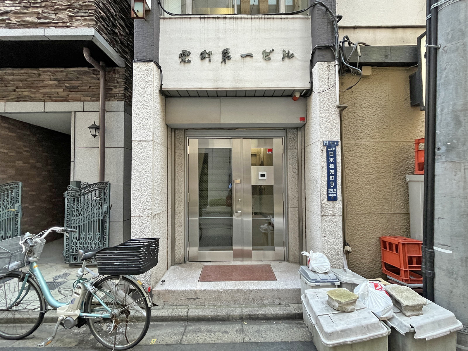 オフィスビル出入口