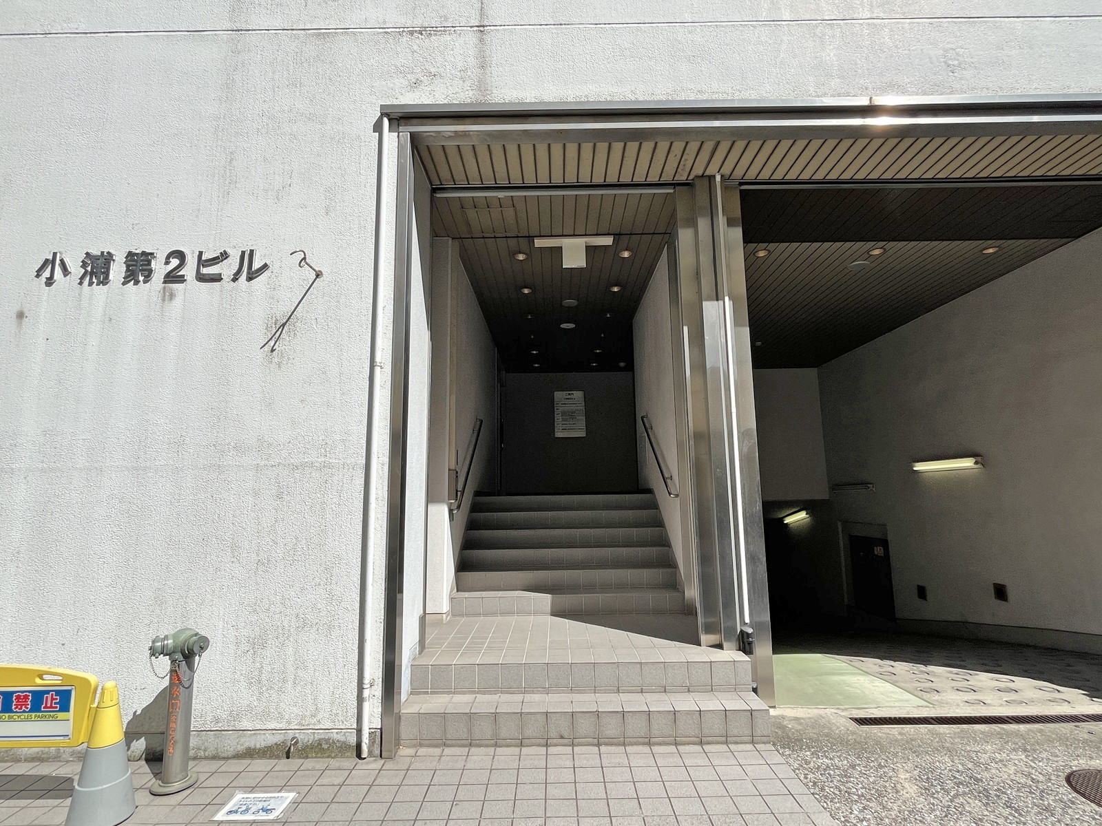 オフィスビル出入口