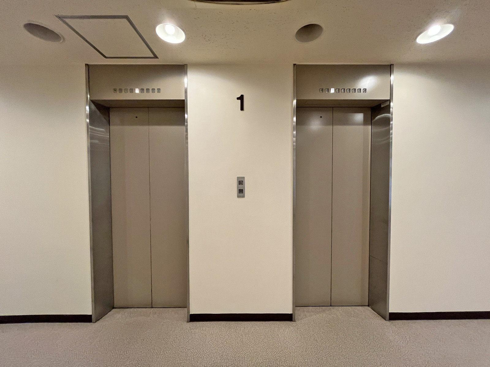 エレベーター(2基)