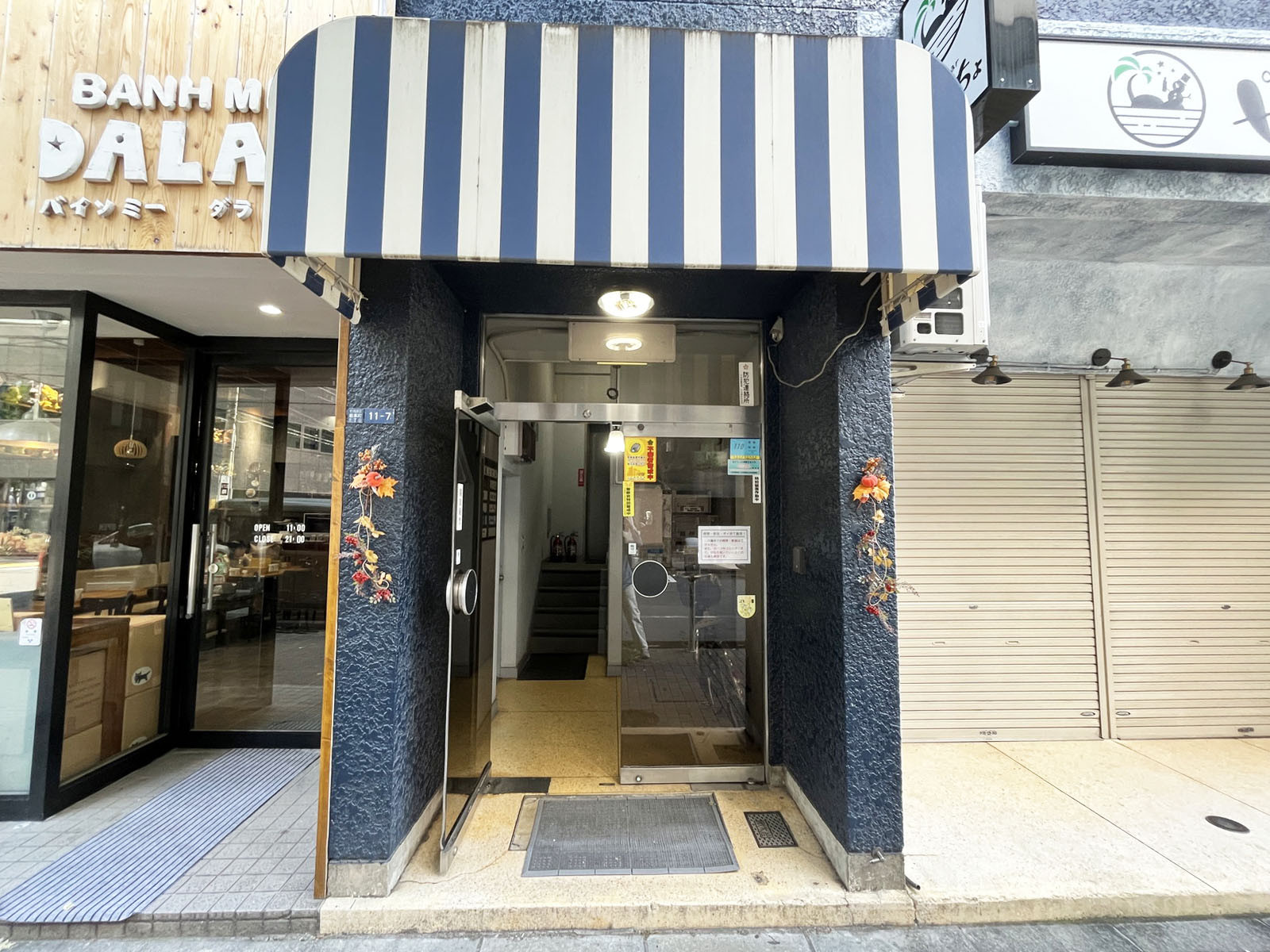 オフィスビル出入口
