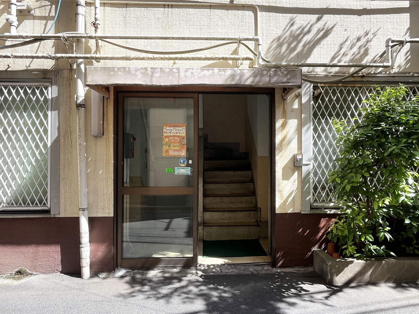 オフィスビル出入口