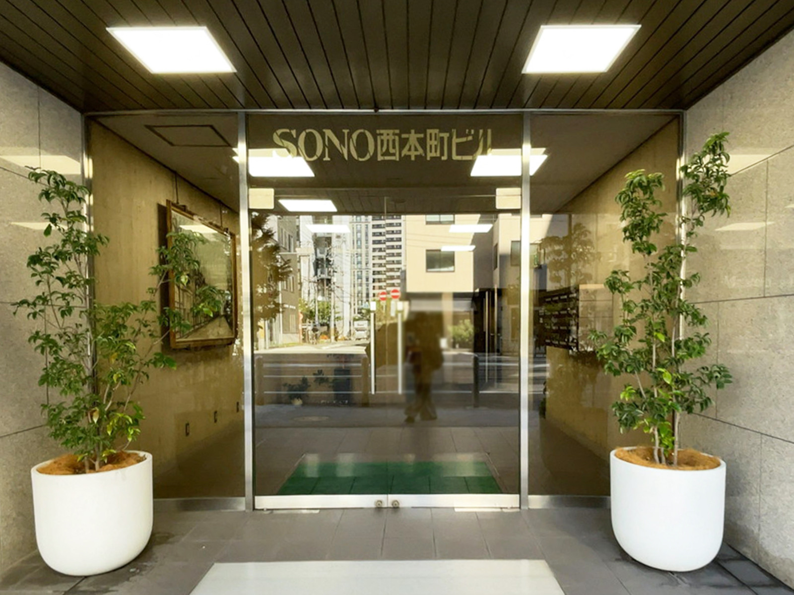 オフィスビル出入口