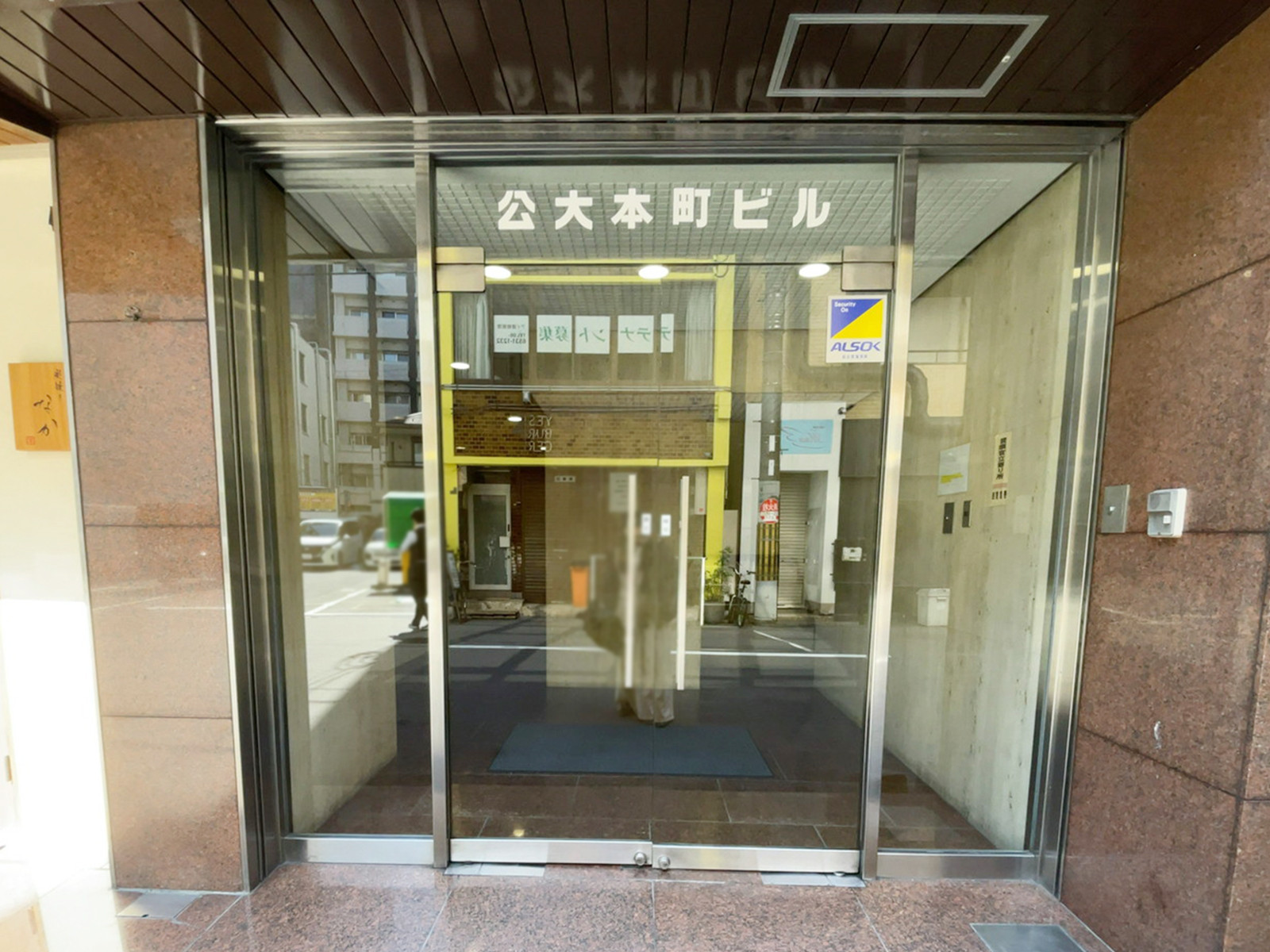 オフィスビル出入口