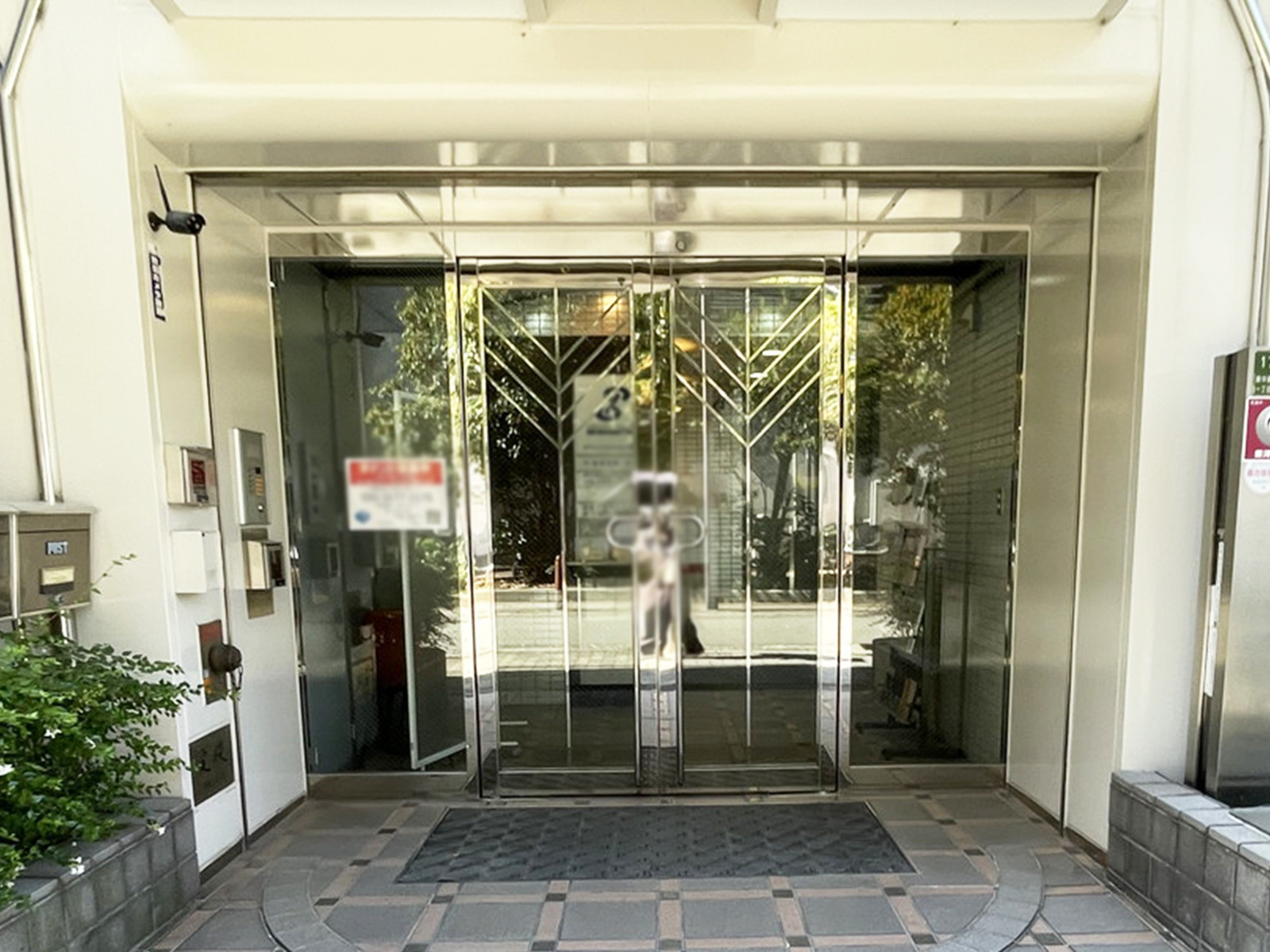 オフィスビル出入口