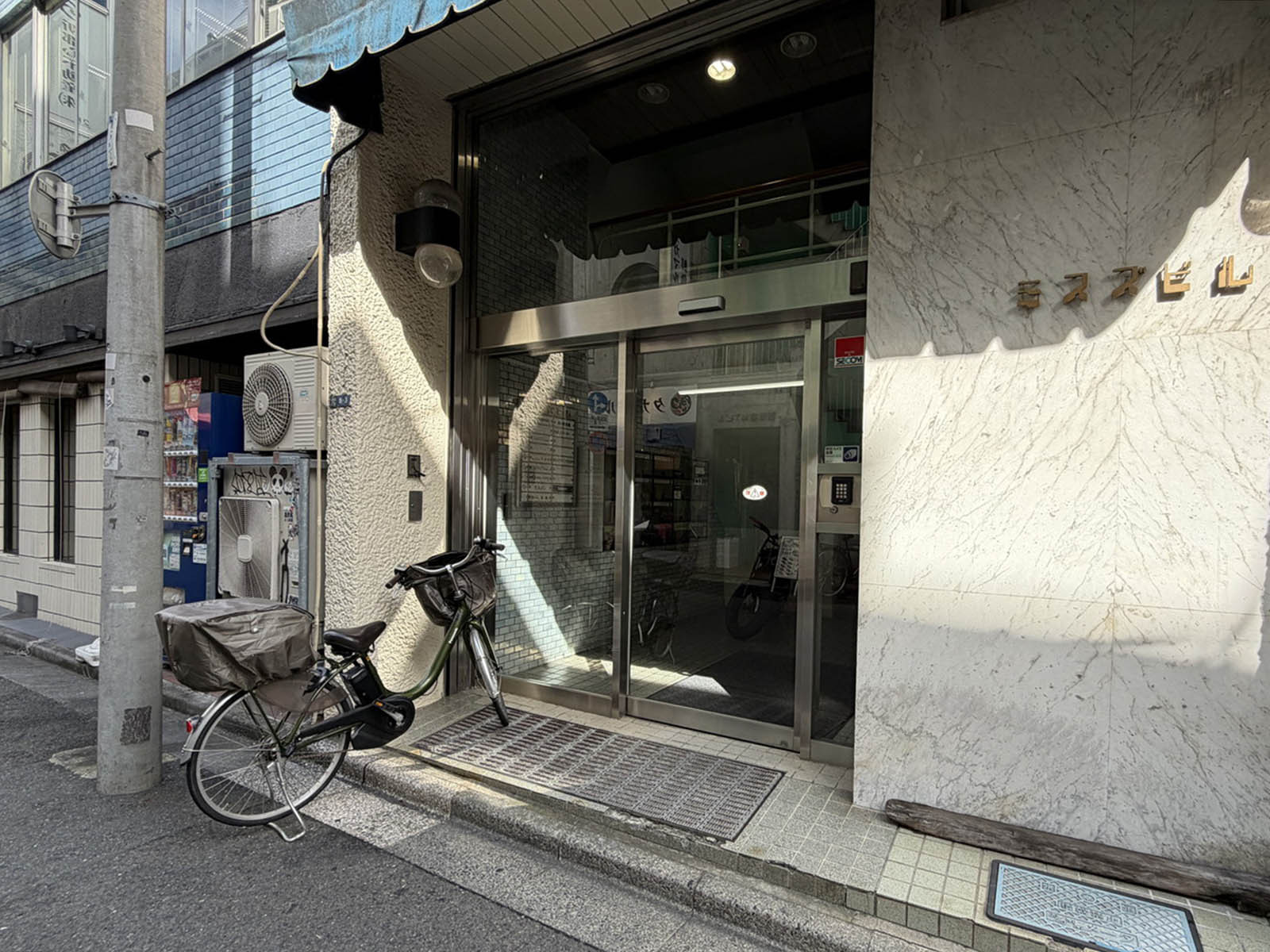 オフィスビル出入口