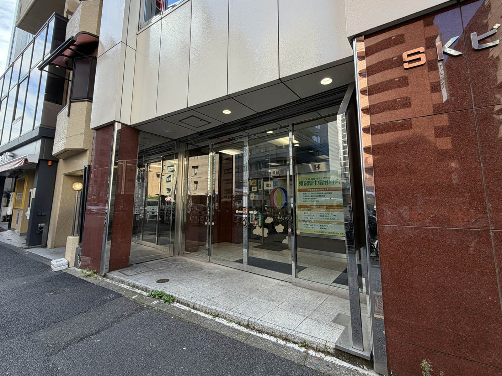 オフィスビル出入口