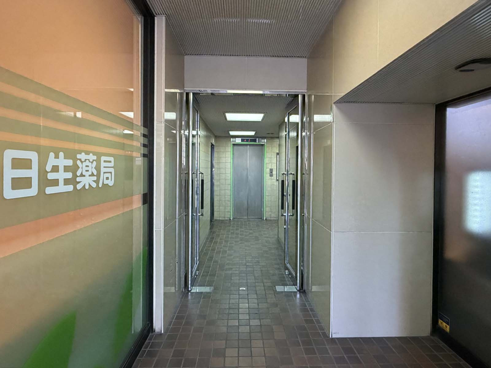 オフィスビル出入口
