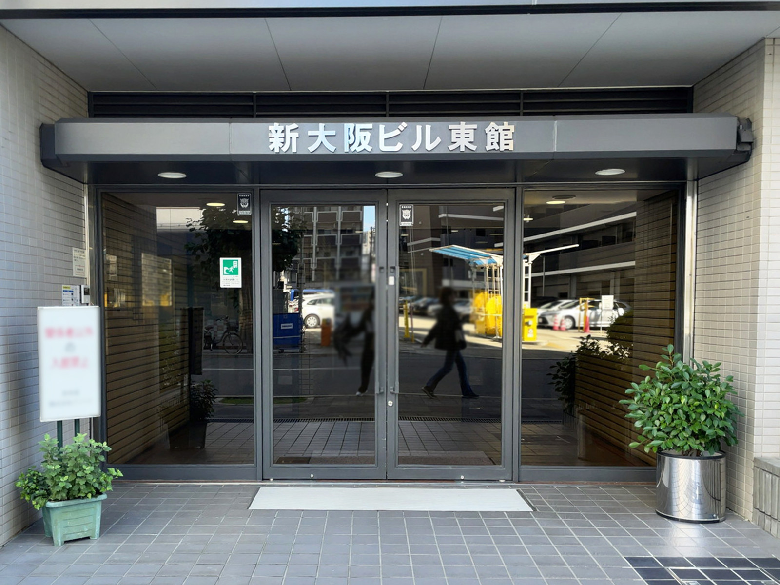 オフィスビル出入口