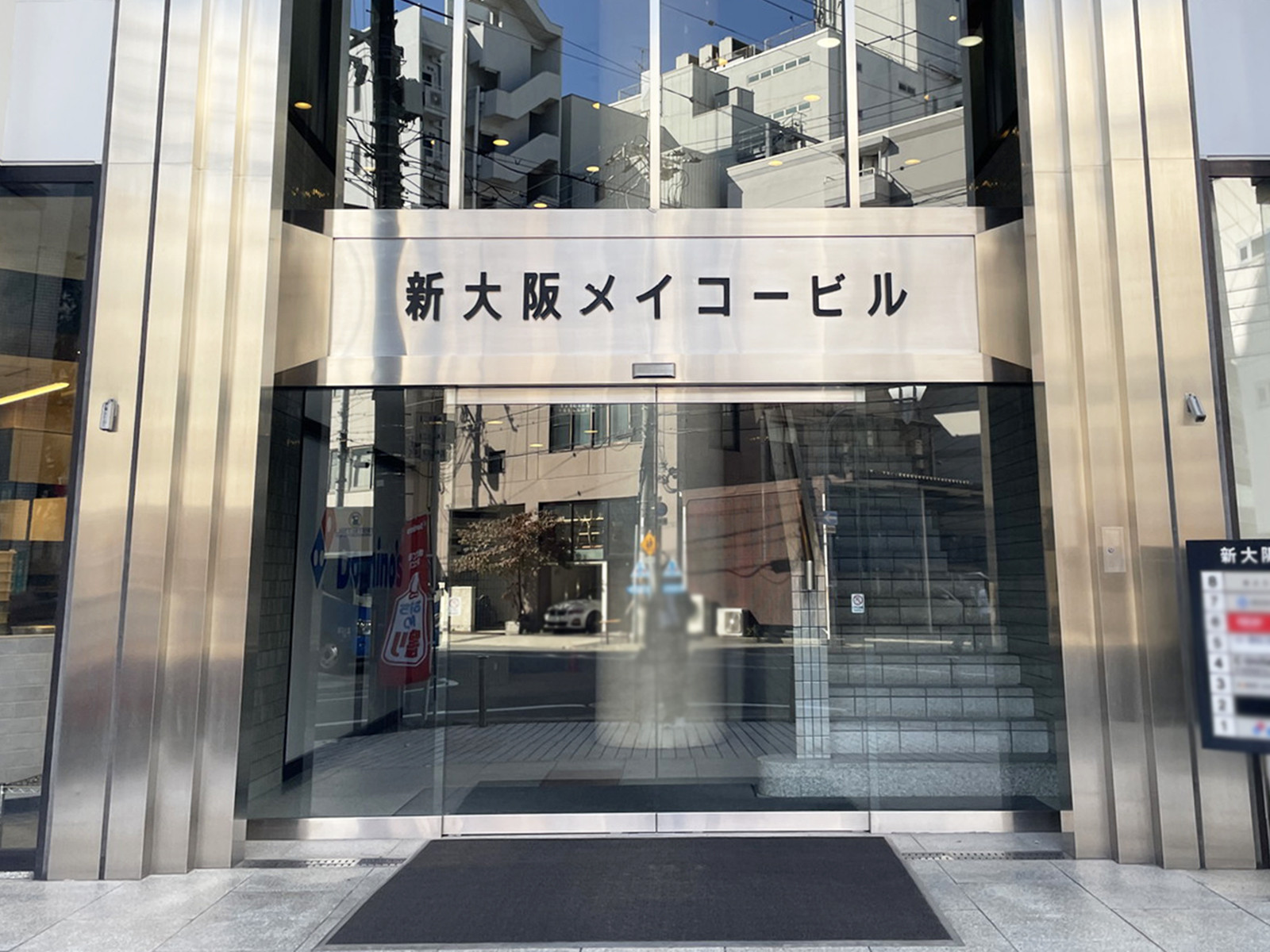 オフィスビル出入口