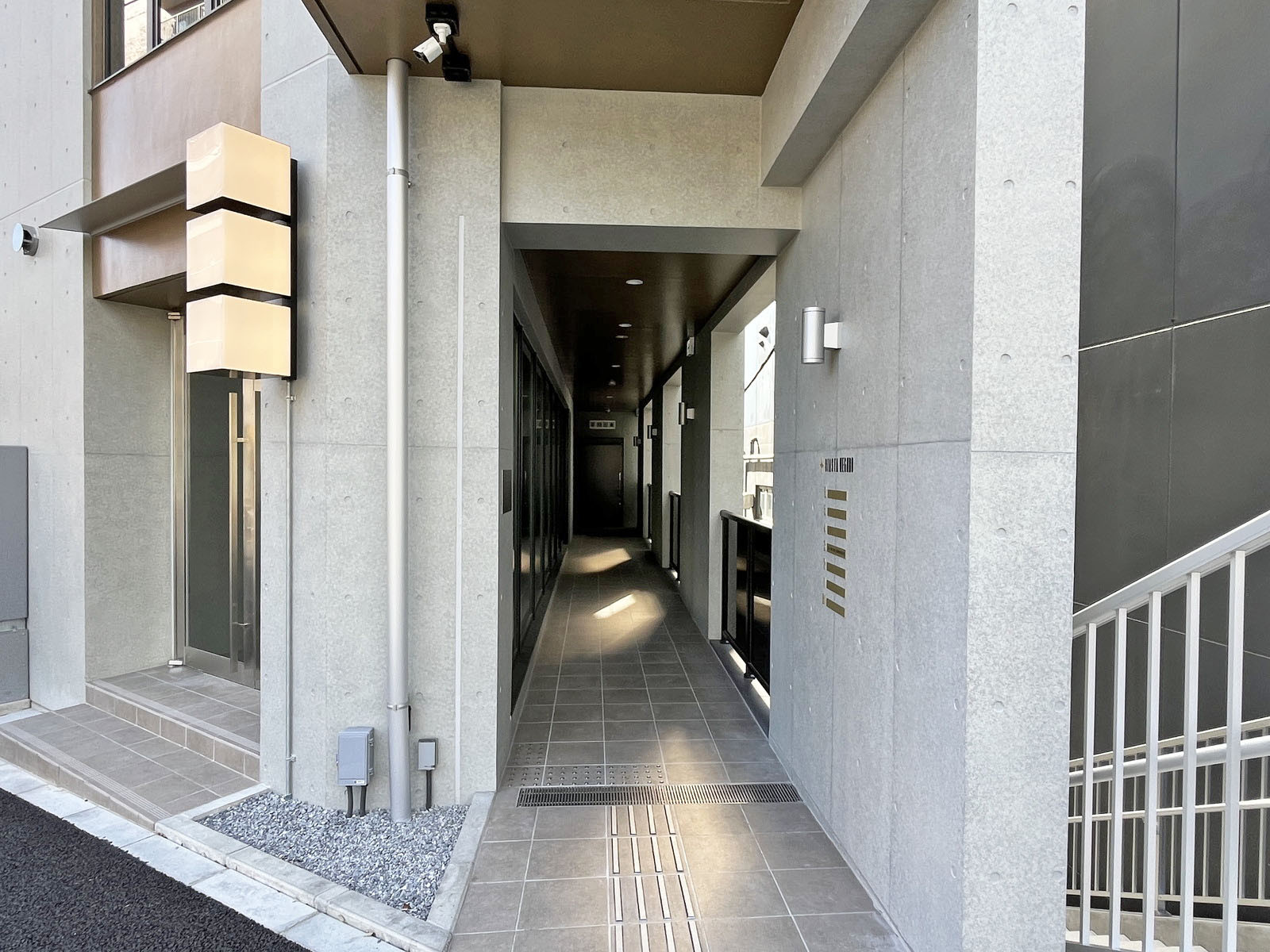 オフィスビル出入口