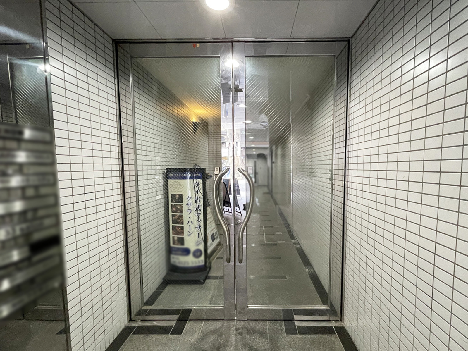 オフィスビル出入口