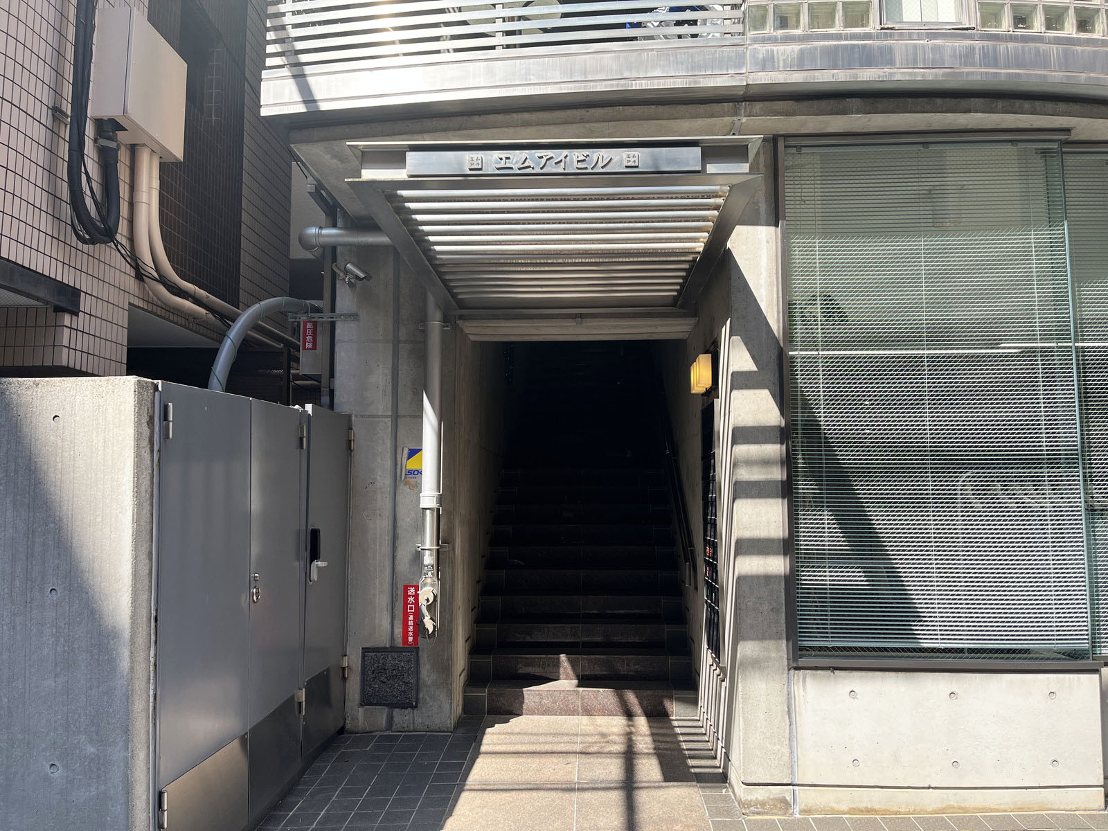 オフィスビル出入口