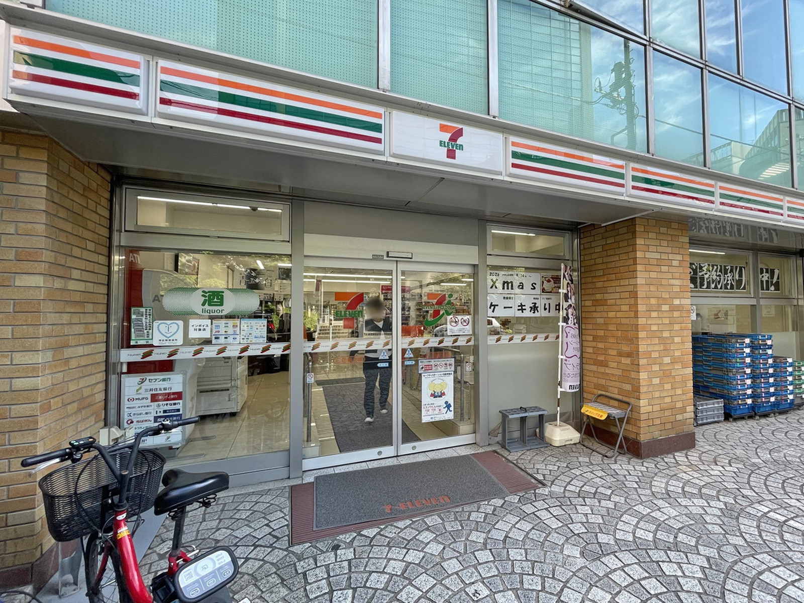 1階のセブン-イレブン三田駅北店