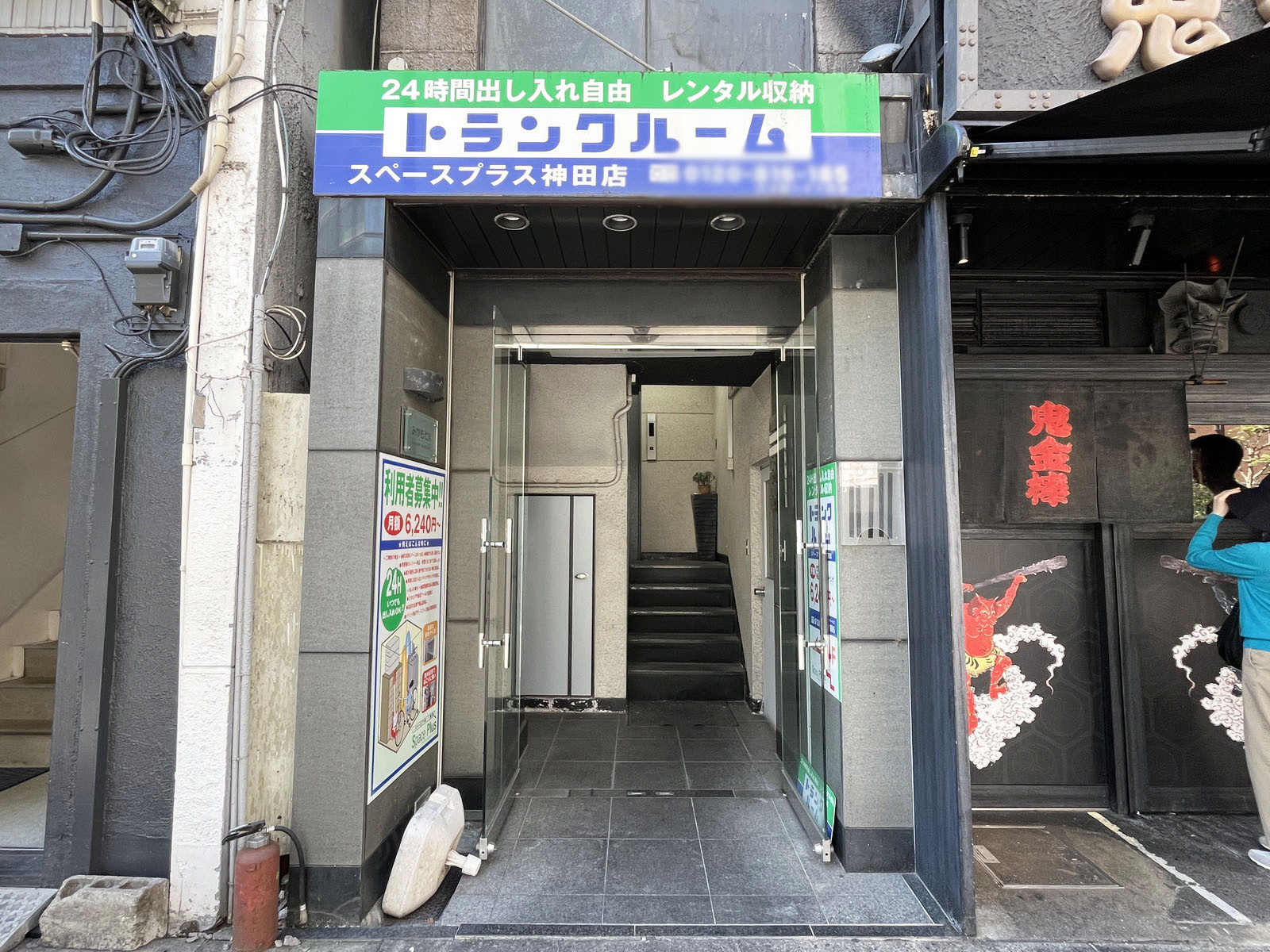 オフィスビル出入口