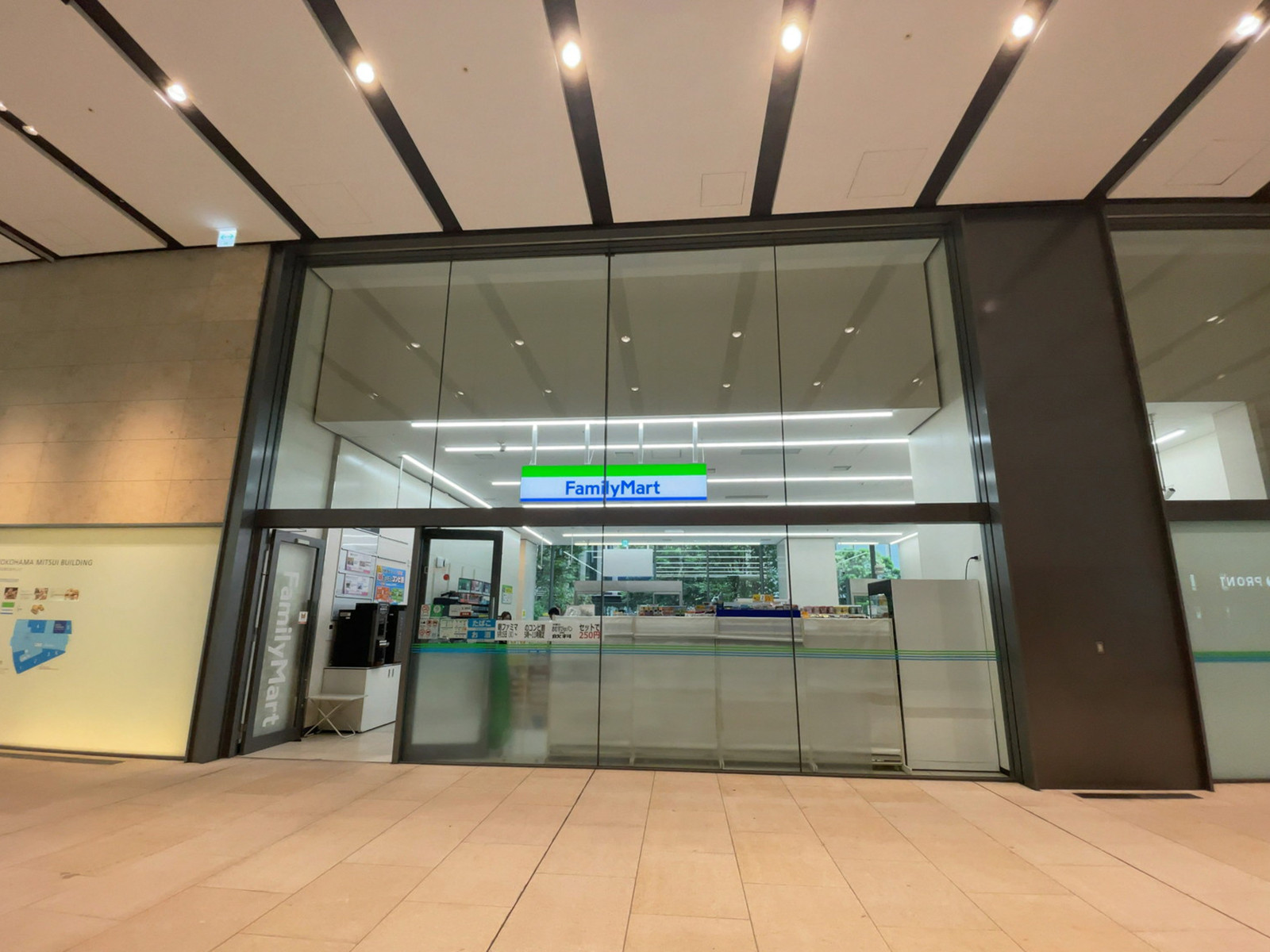 1階のファミリーマート 横浜三井ビル店