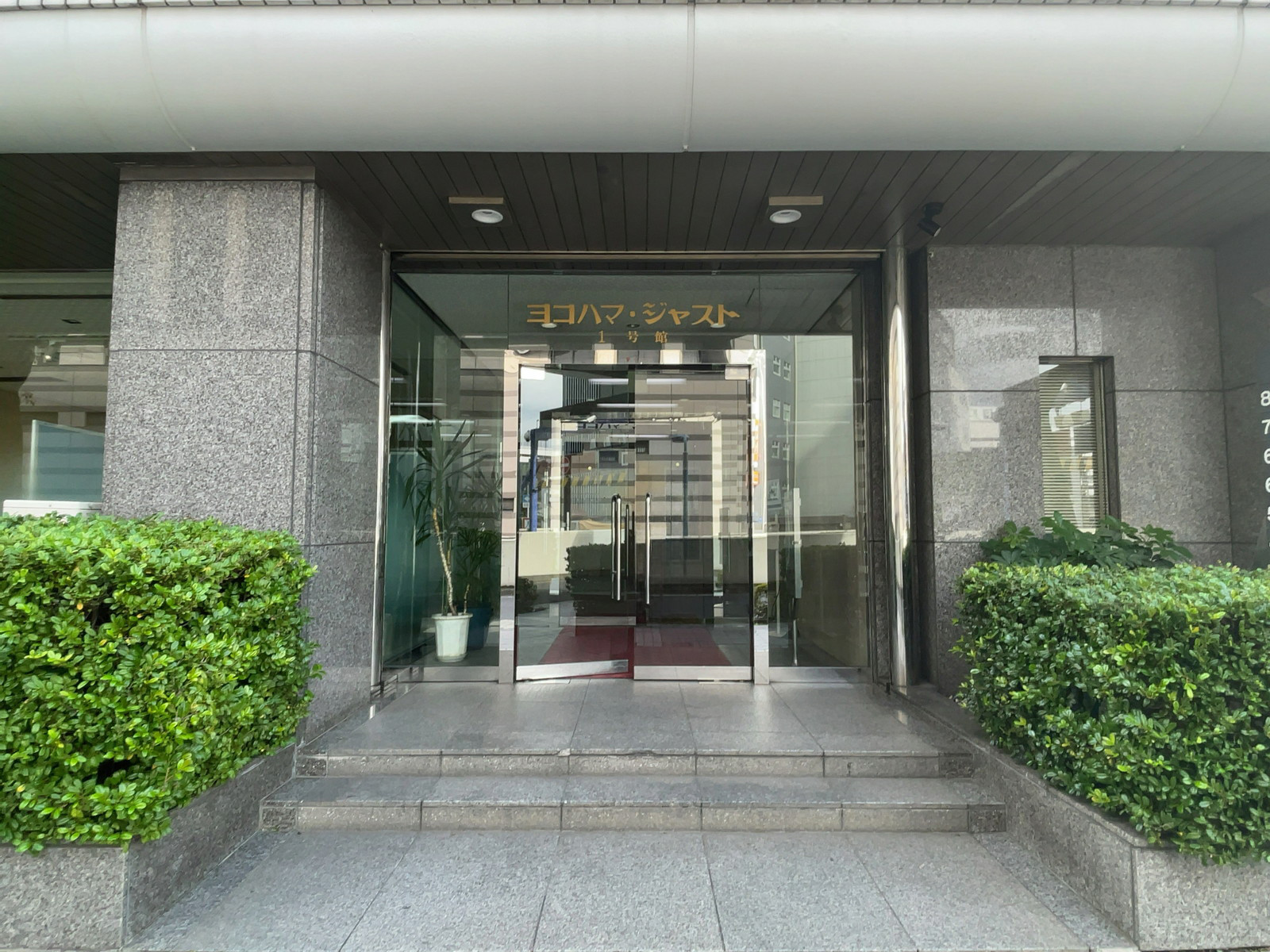 オフィスビル出入口