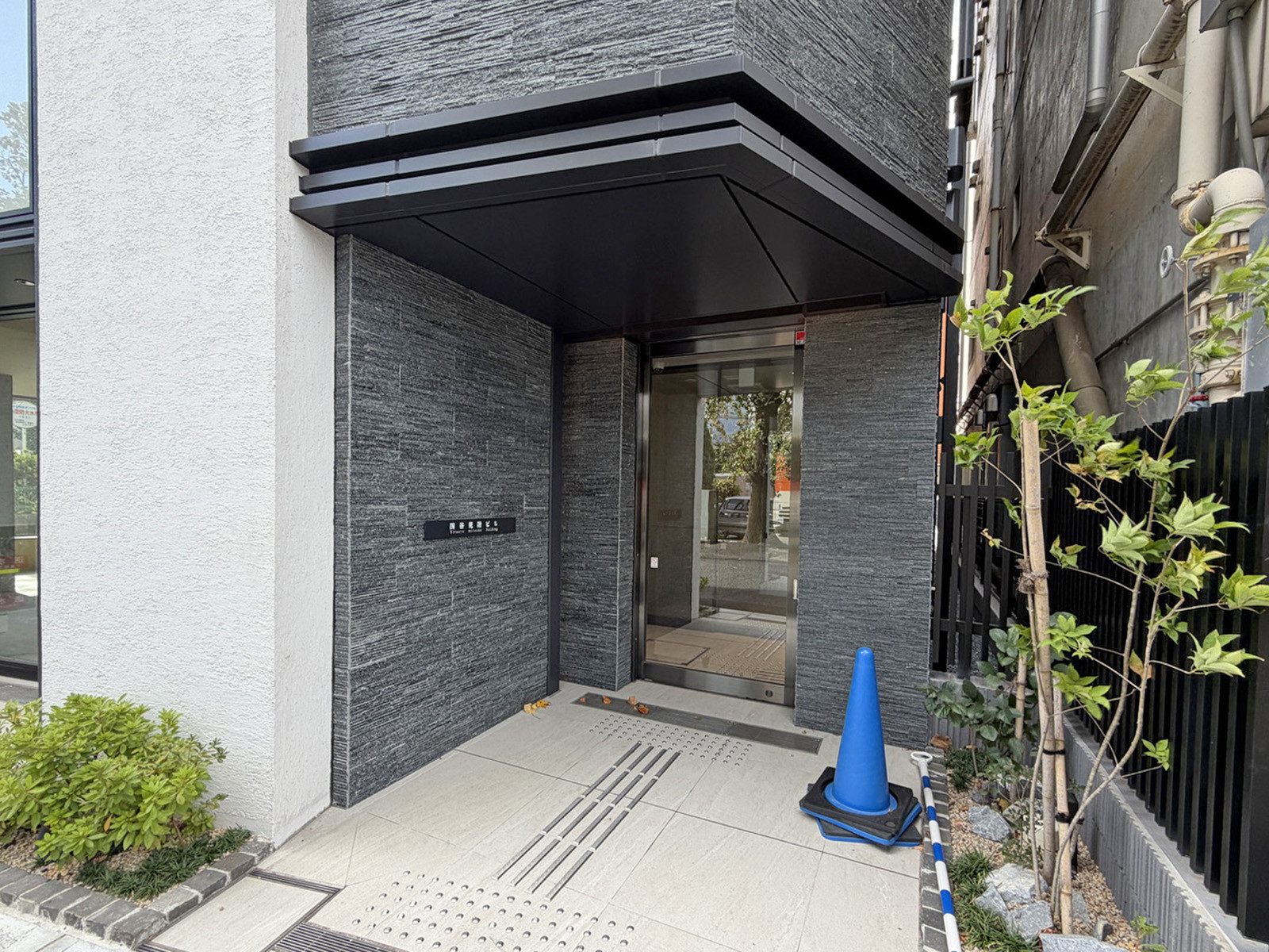オフィスビル出入口