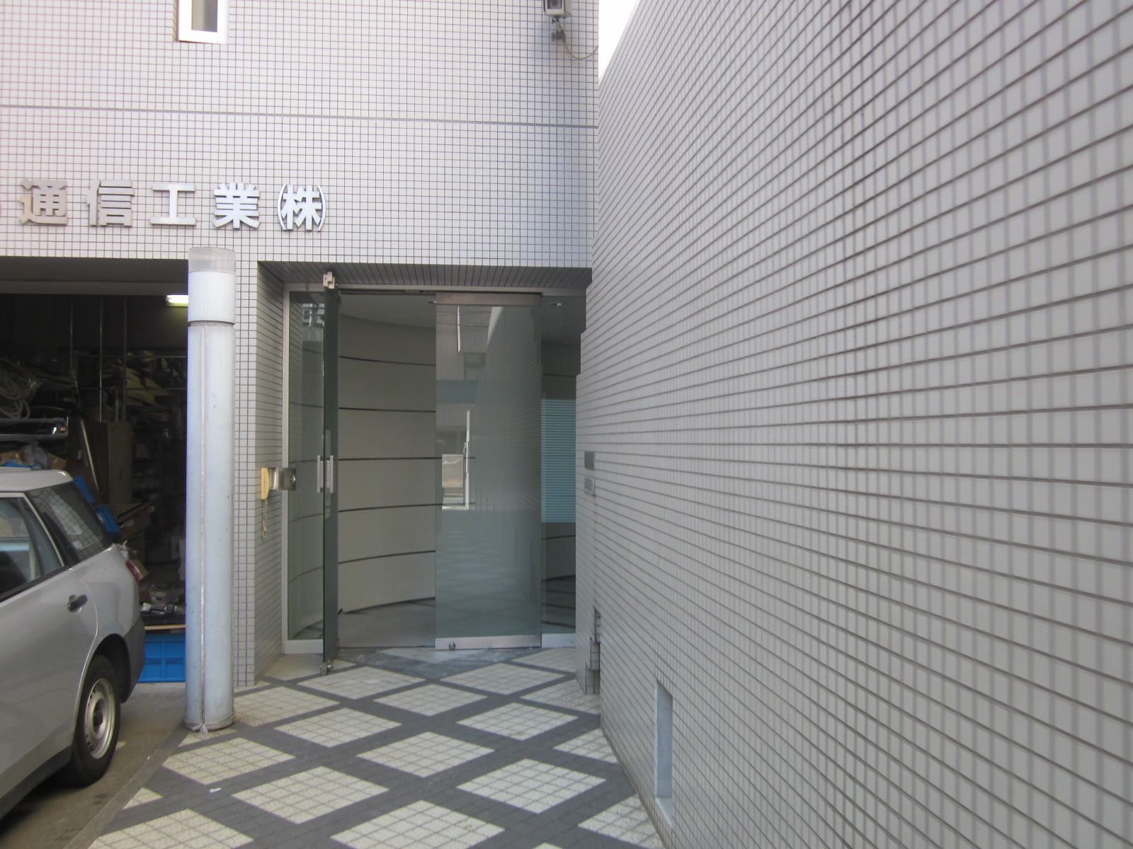 オフィスビル出入り口