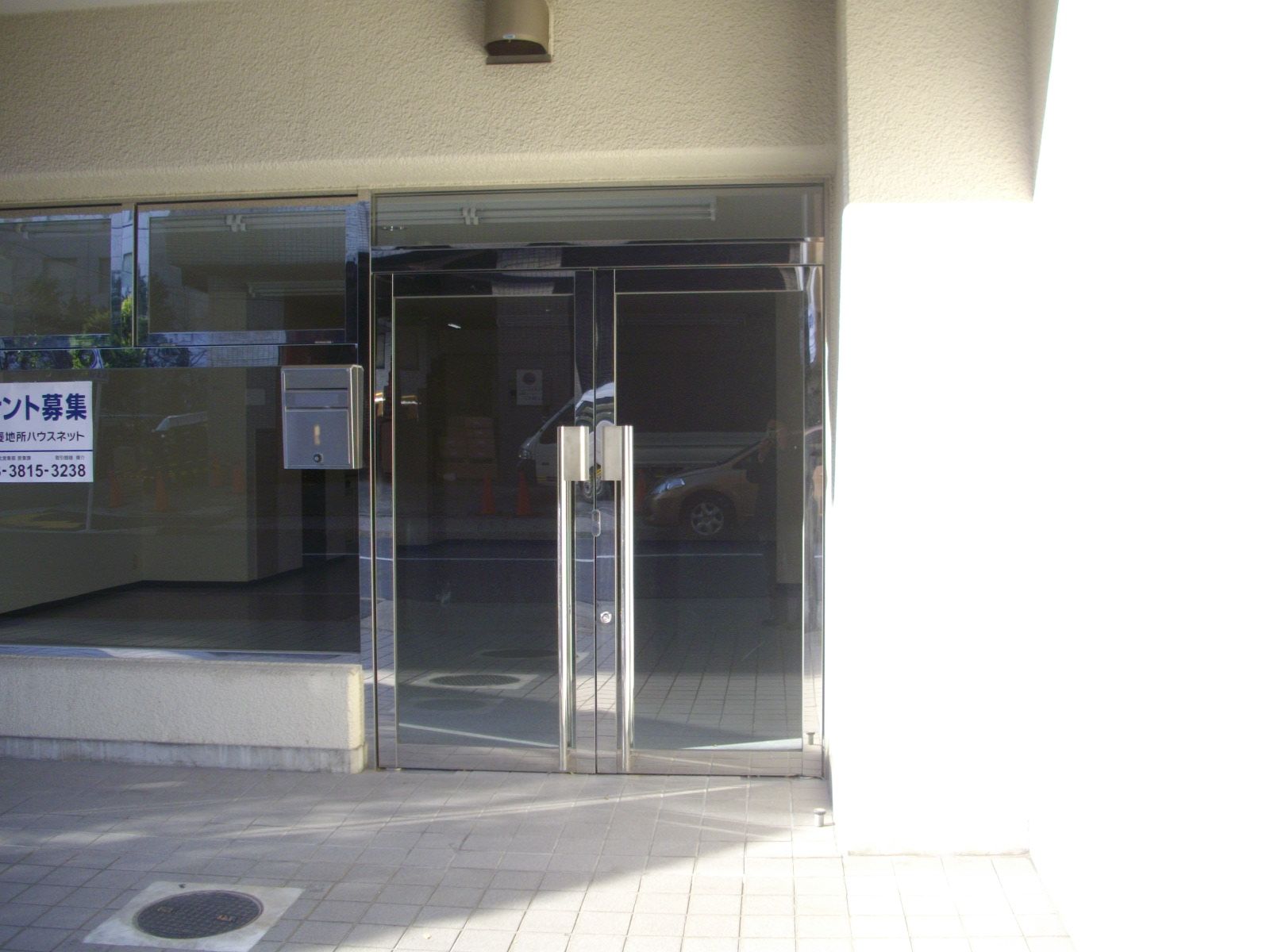 ガラス扉のエントランス