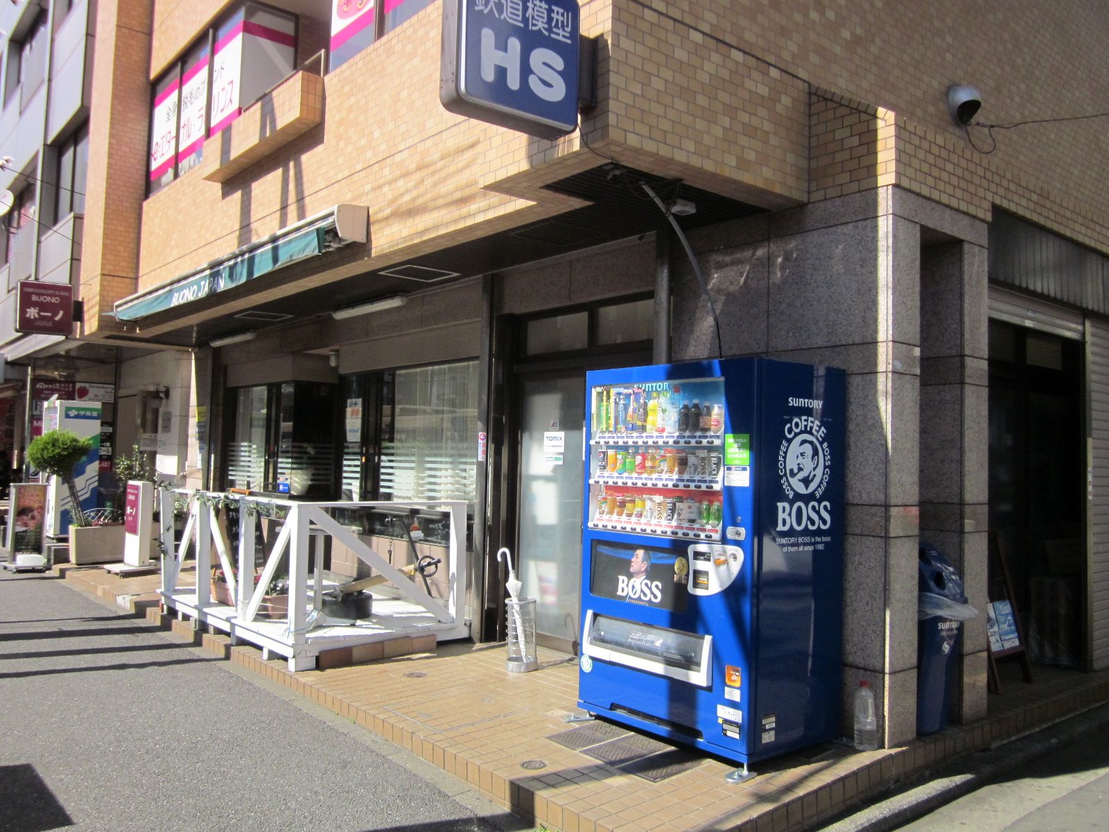 1階では飲食店が営業中
