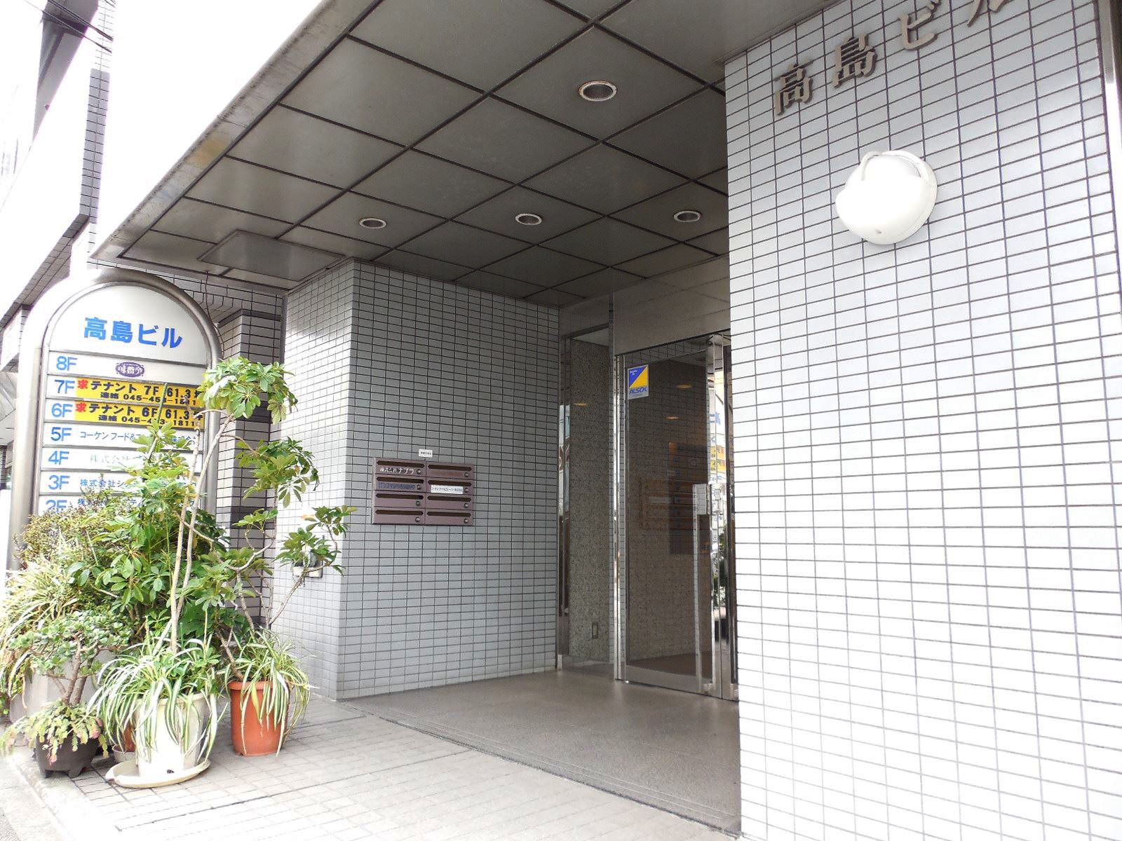 オフィスビル出入り口