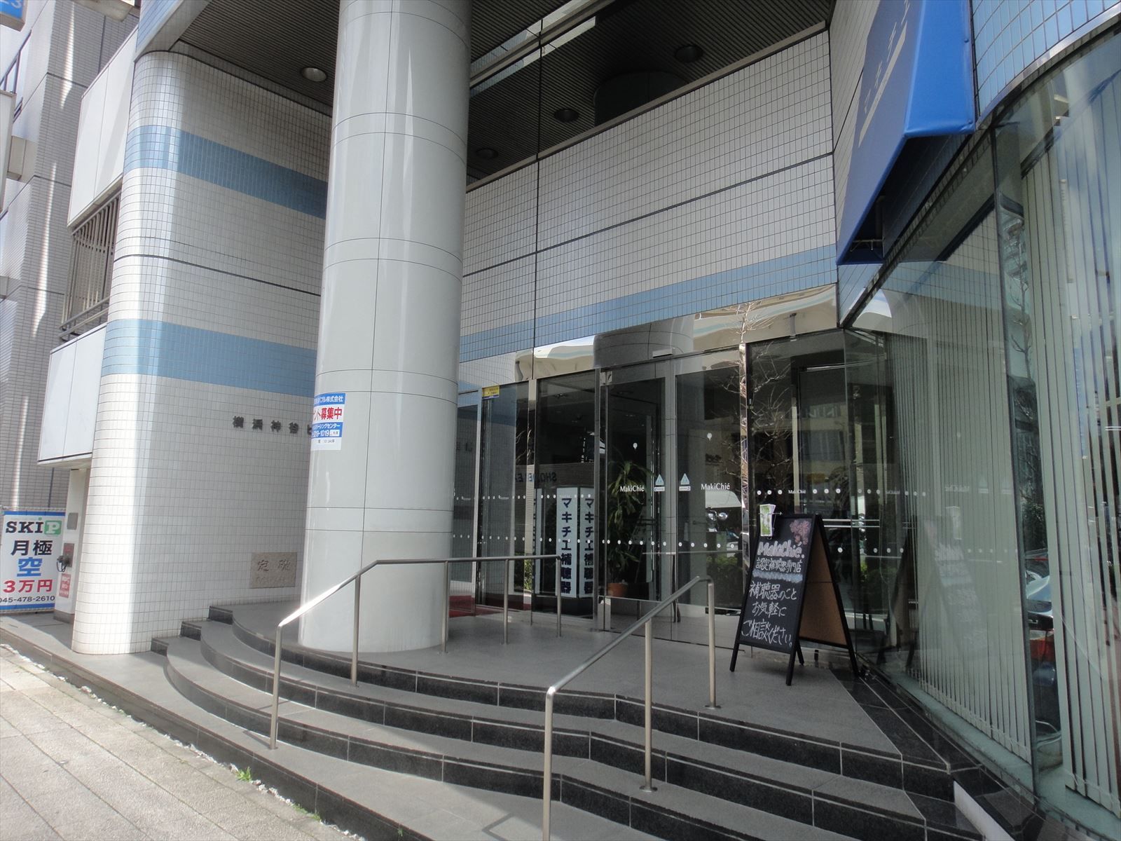 オフィスビル出入口