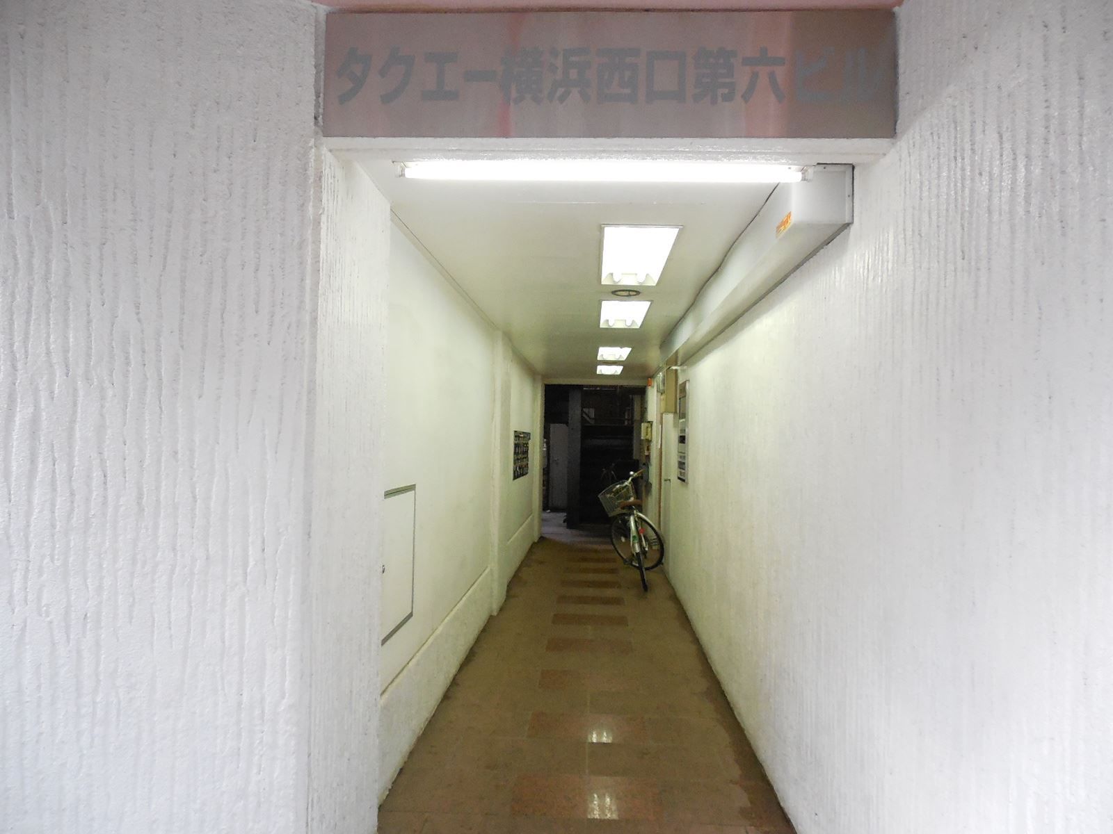 オフィスビル出入口