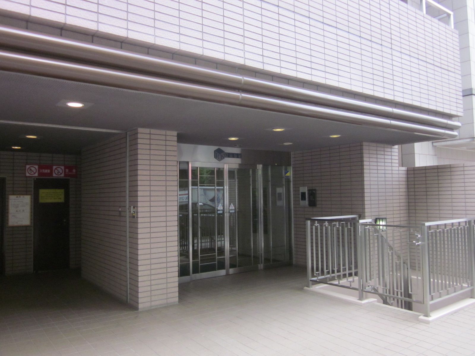 オフィスビル出入口