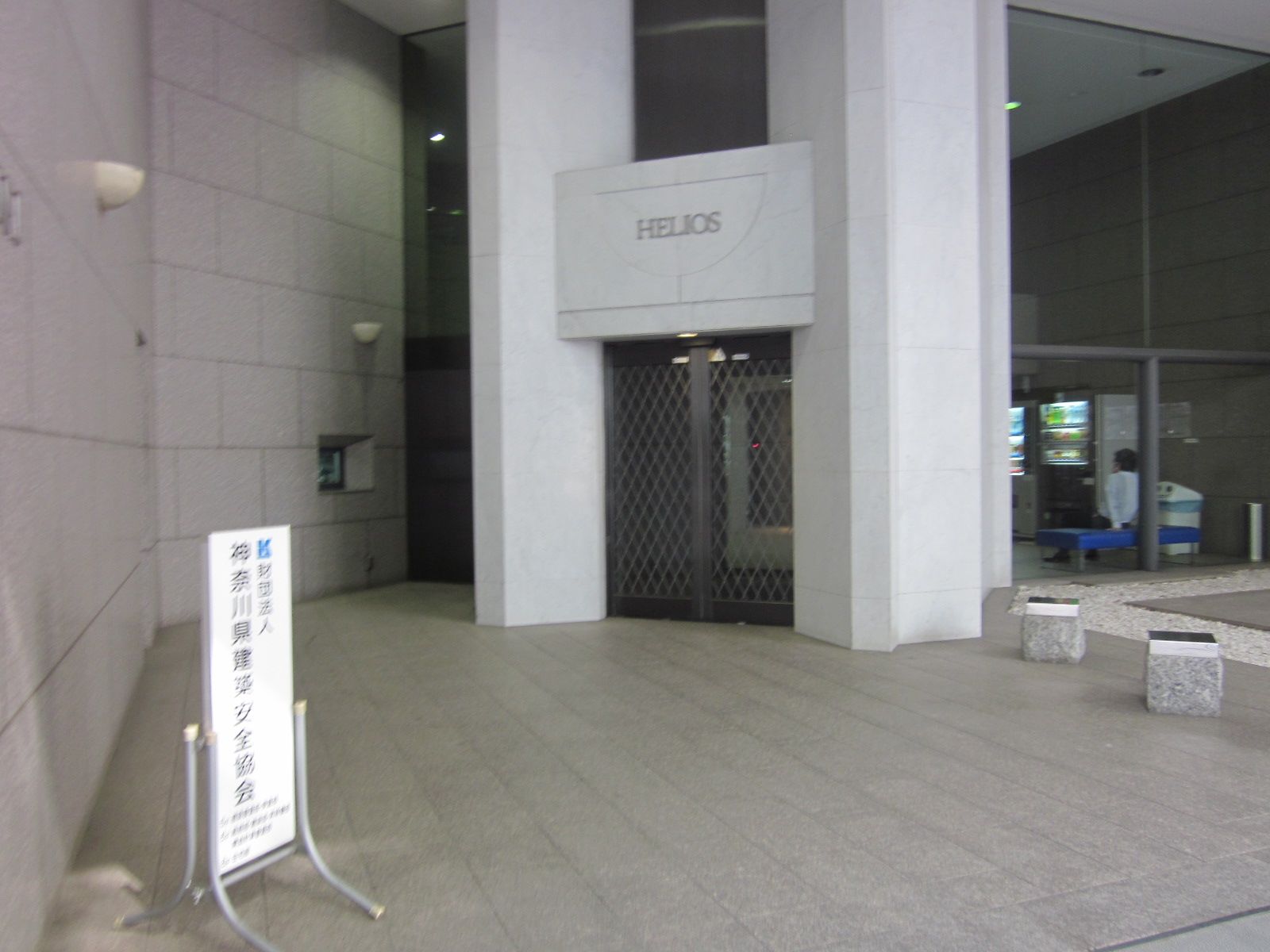 オフィスビル出入口