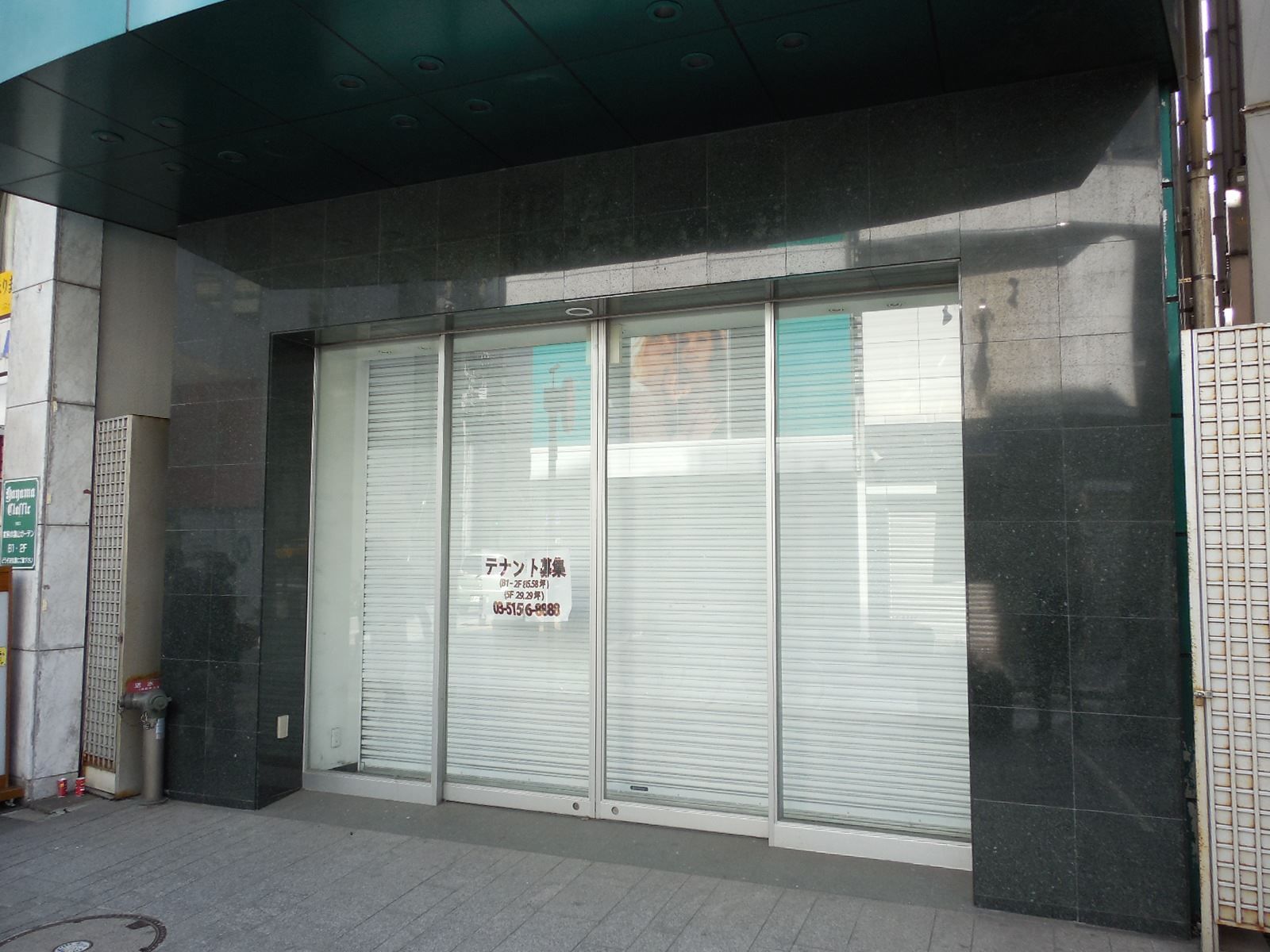 1階店舗側エントランス