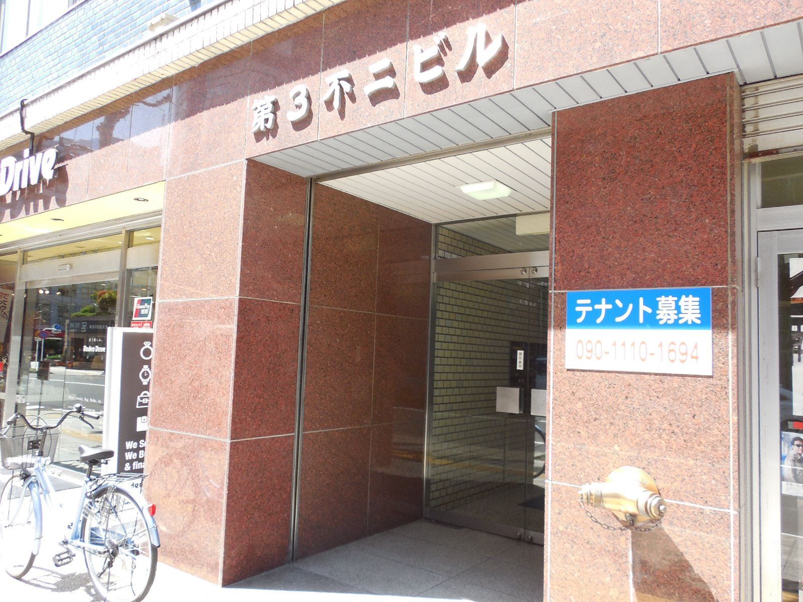 オフィスビル出入り口
