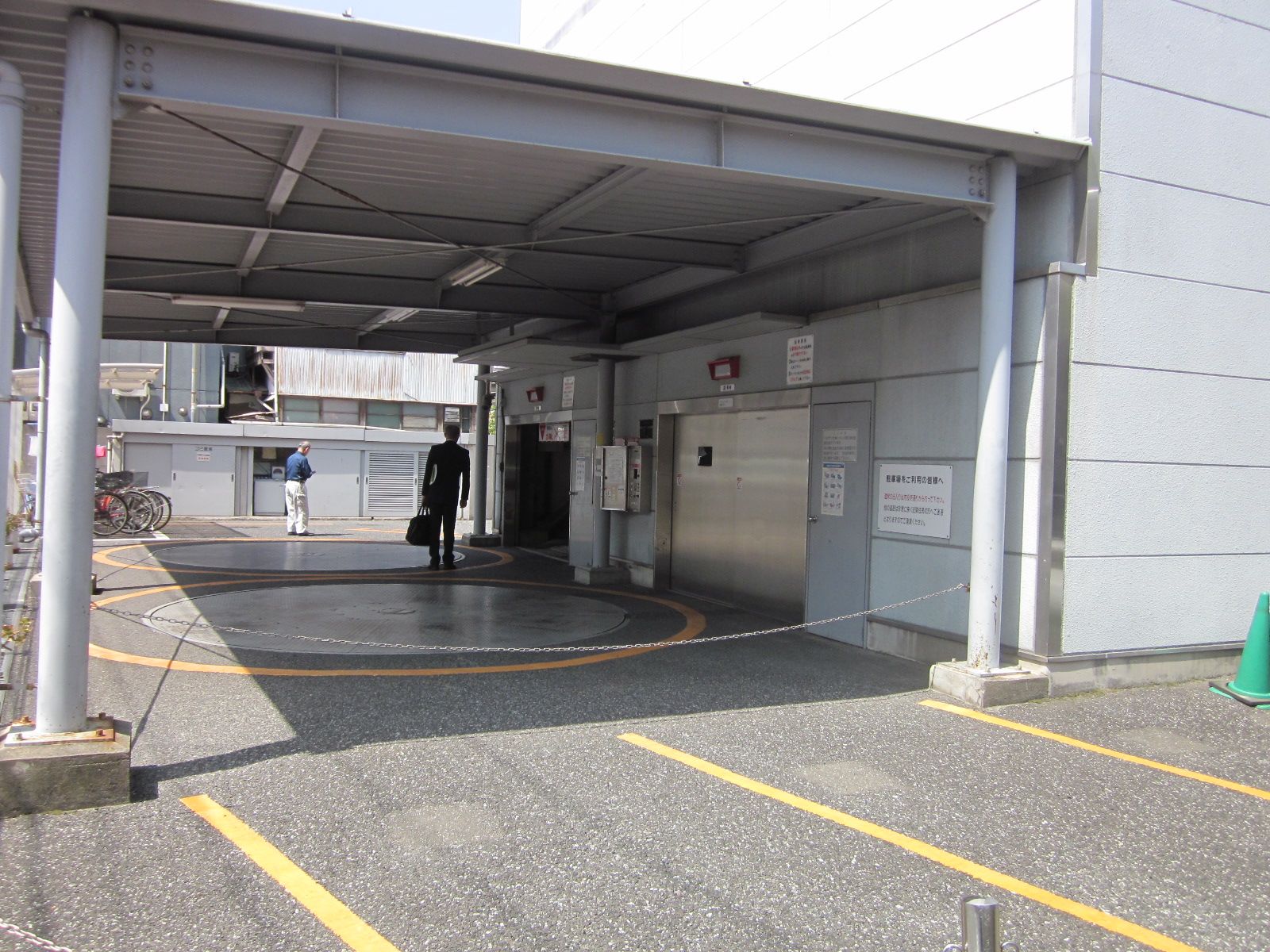 ビル内の駐車場
