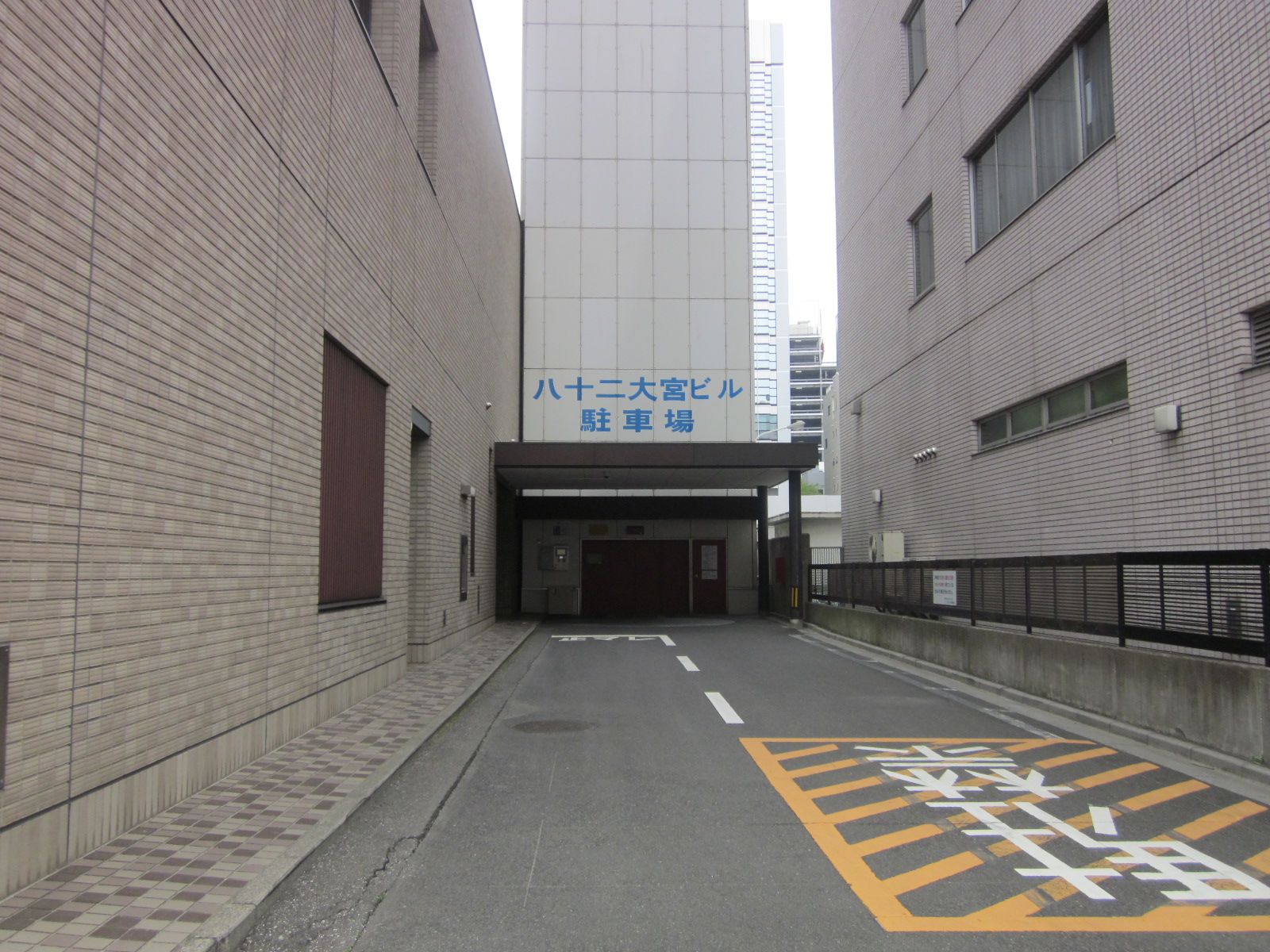ビルの駐車場