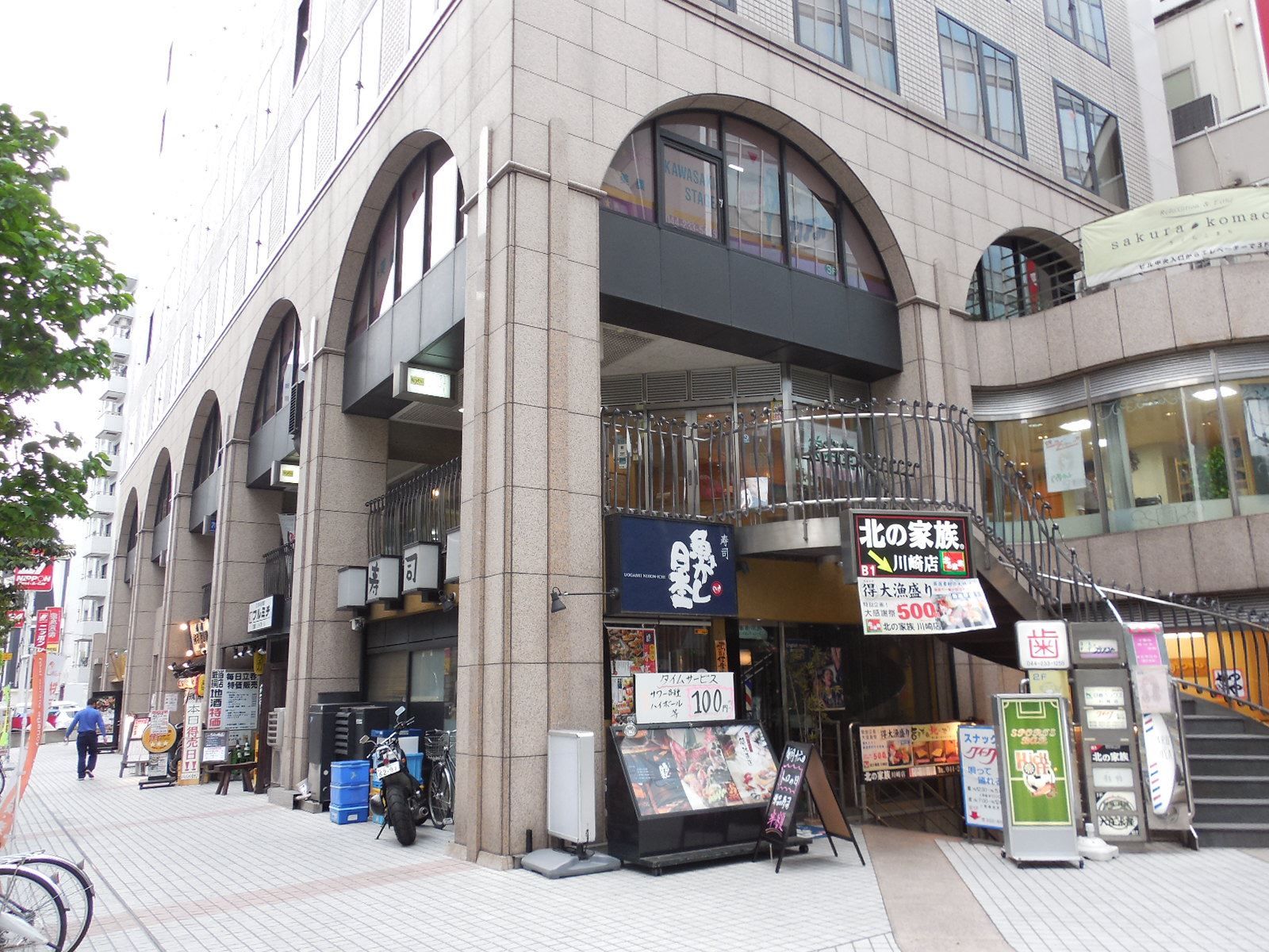 1階では様々な店舗が営業中