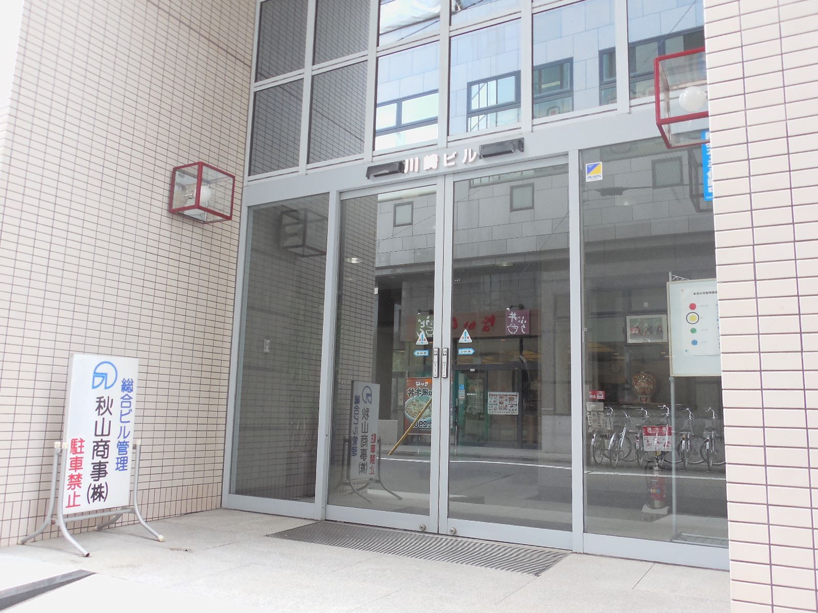 オフィスビル出入口