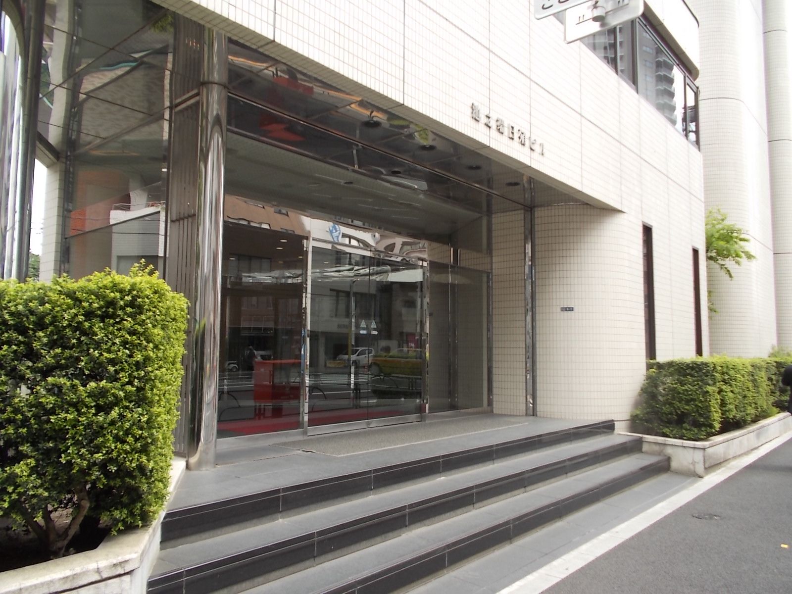 オフィスビル入口
