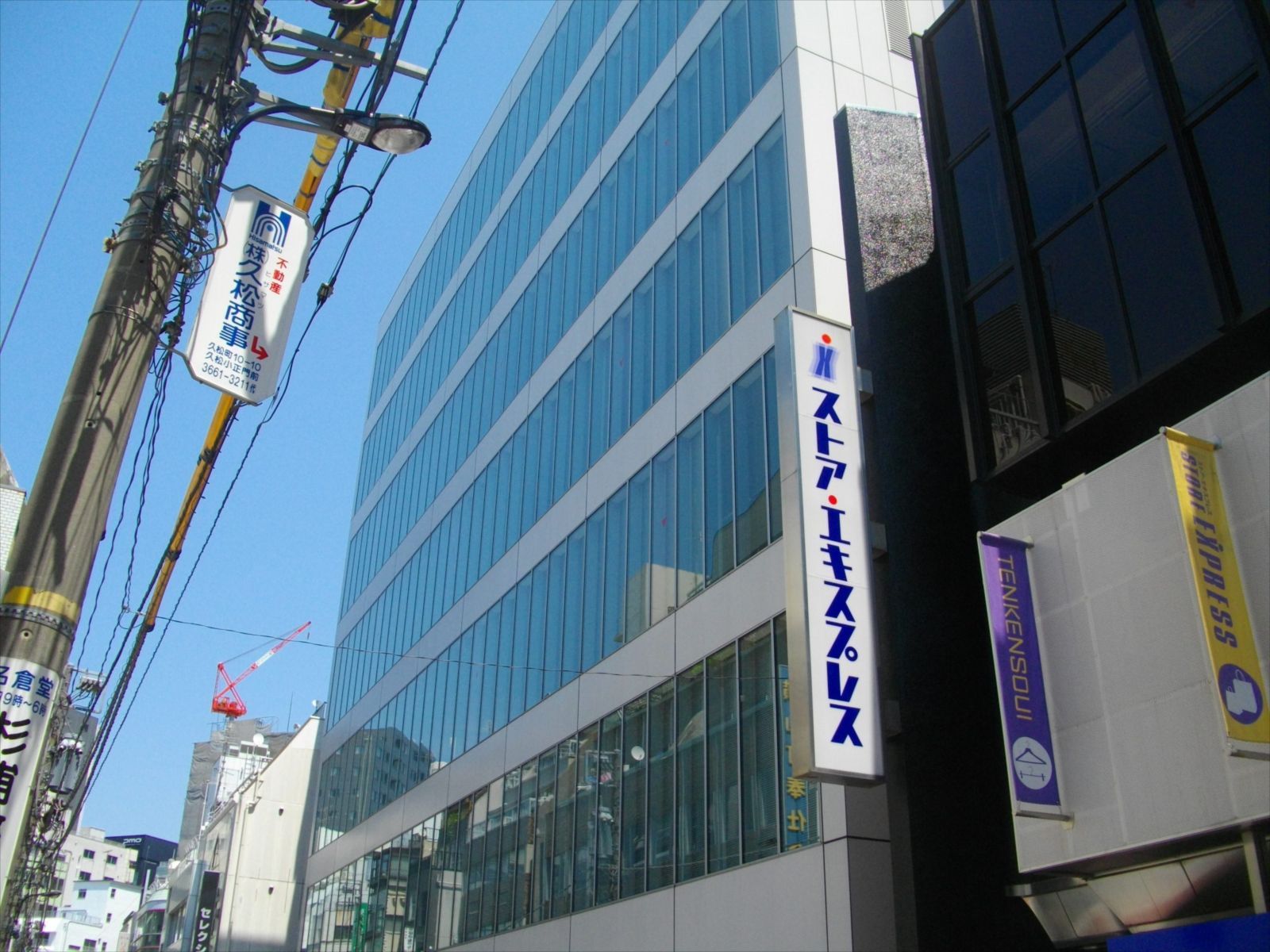 ガラス張りの美しい外観