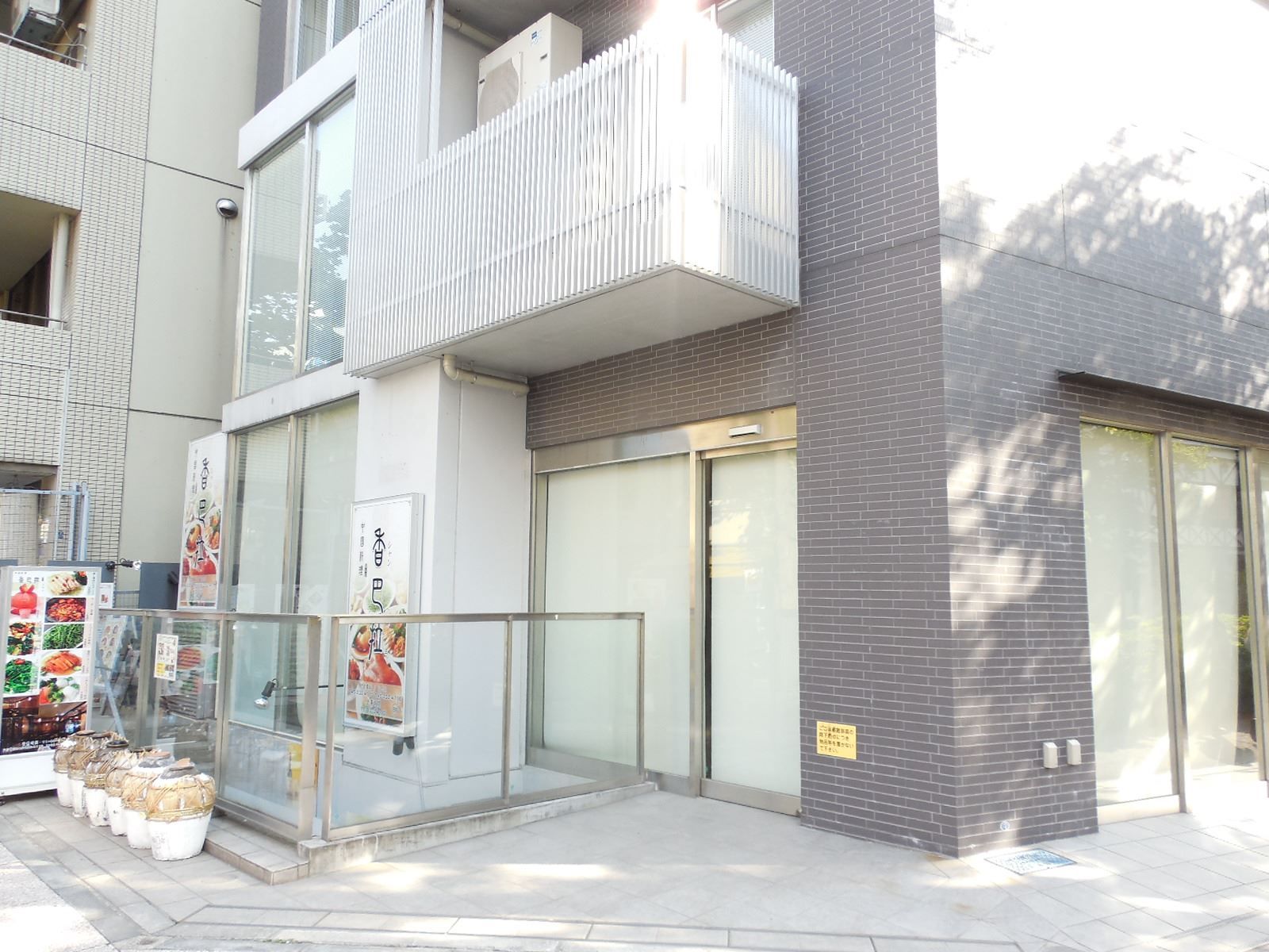 オフィスビル出入り口