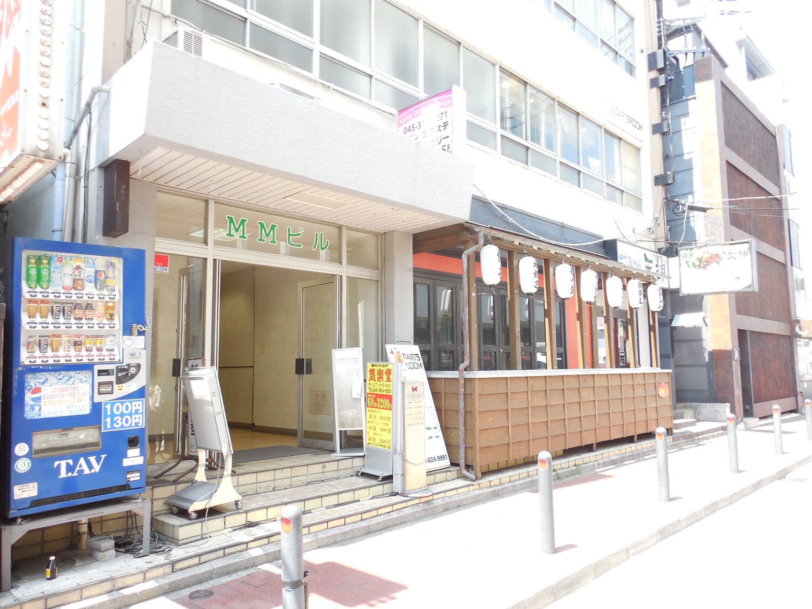 1階では飲食店が営業中