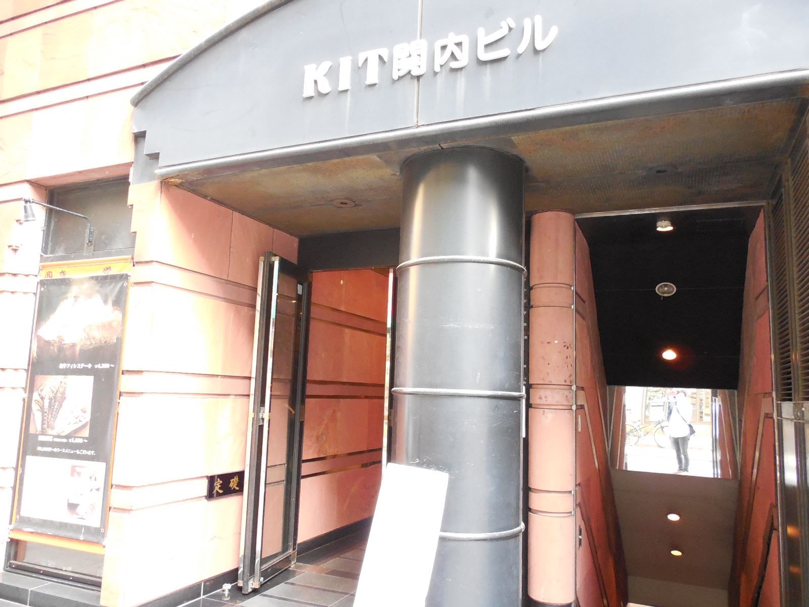 オフィスビル出入り口