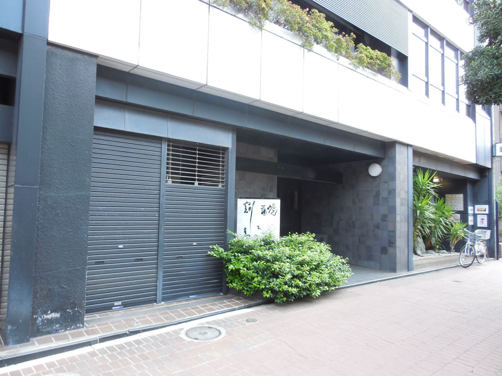 オフィスビル出入口