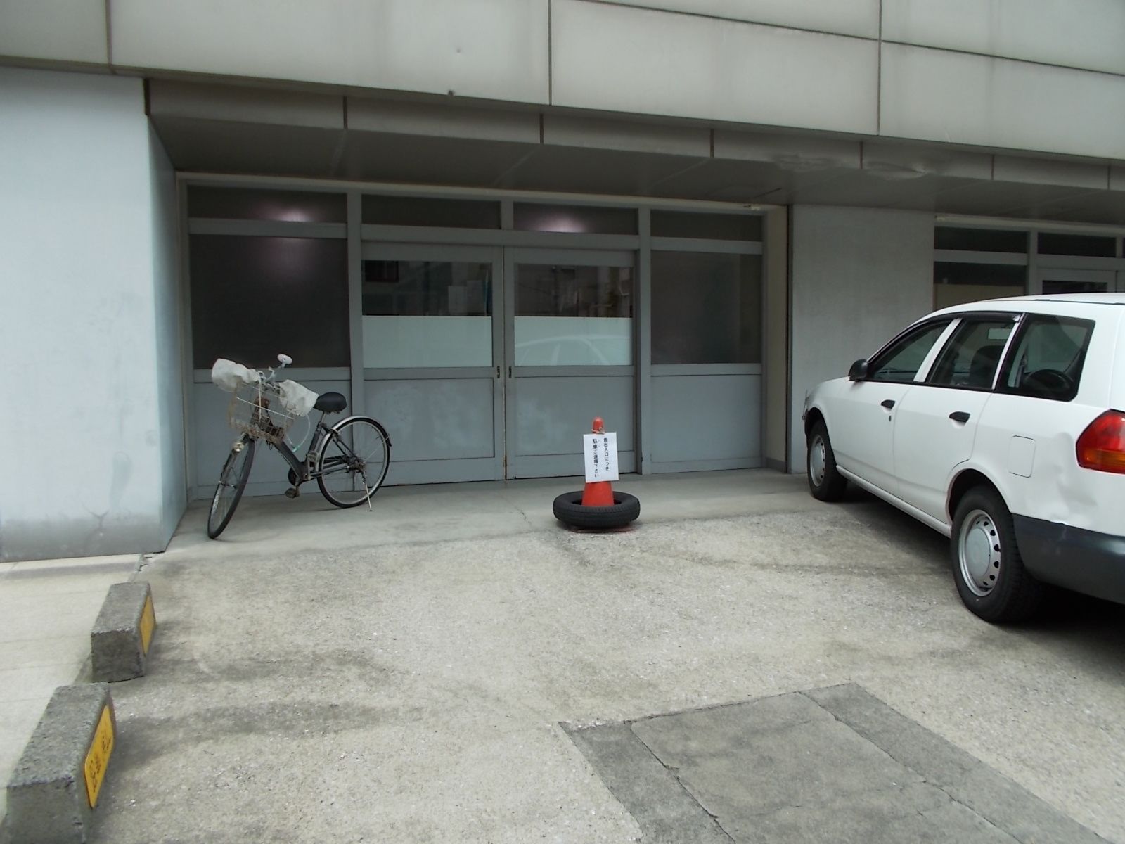 ビル前に駐車スペース