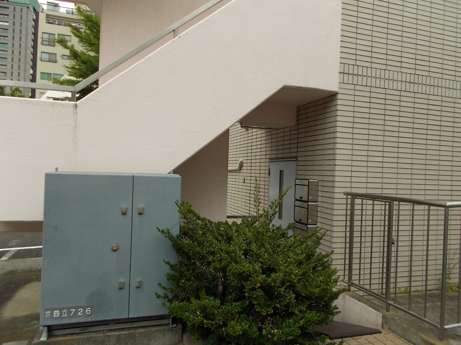 裏に外階段