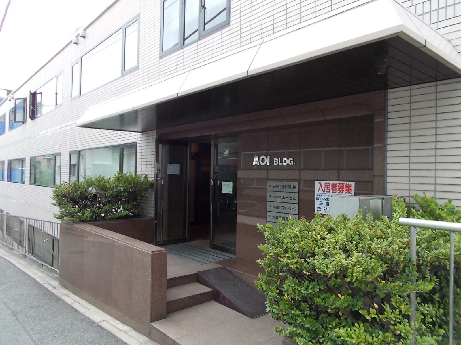 オフィスビル出入口