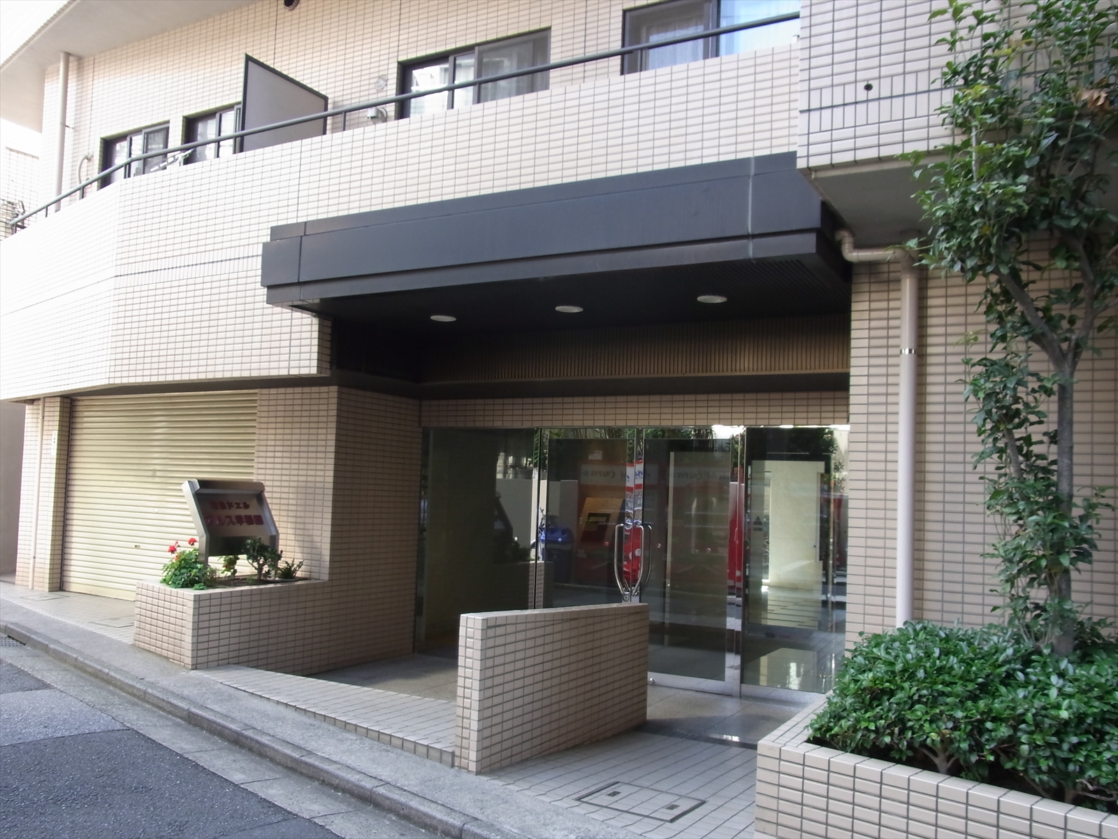 オフィスビル出入り口