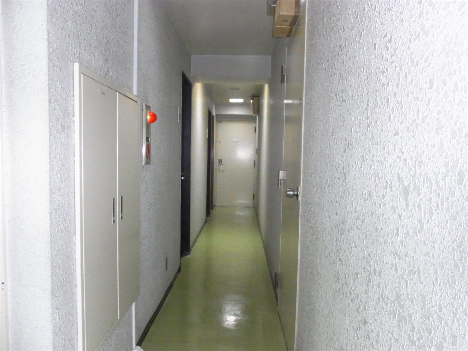 細い廊下