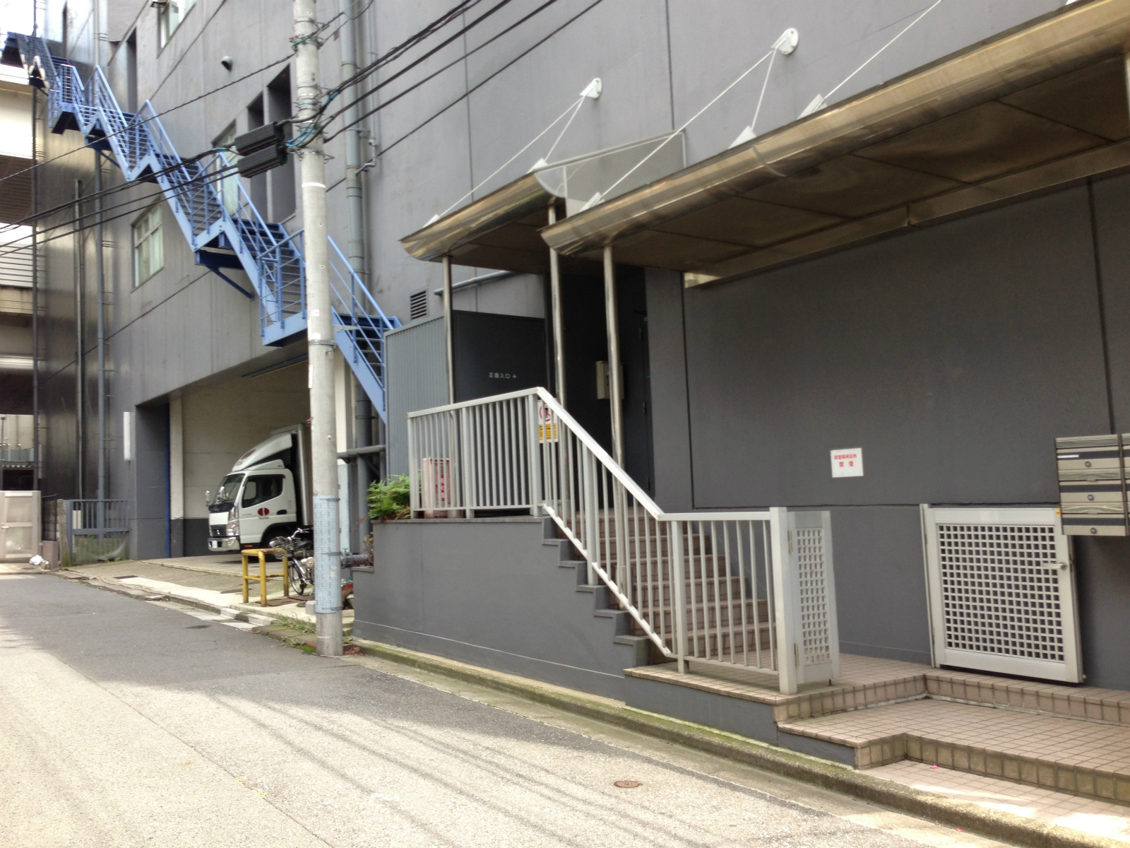 安田芝浦7号ビルの通りからの様子