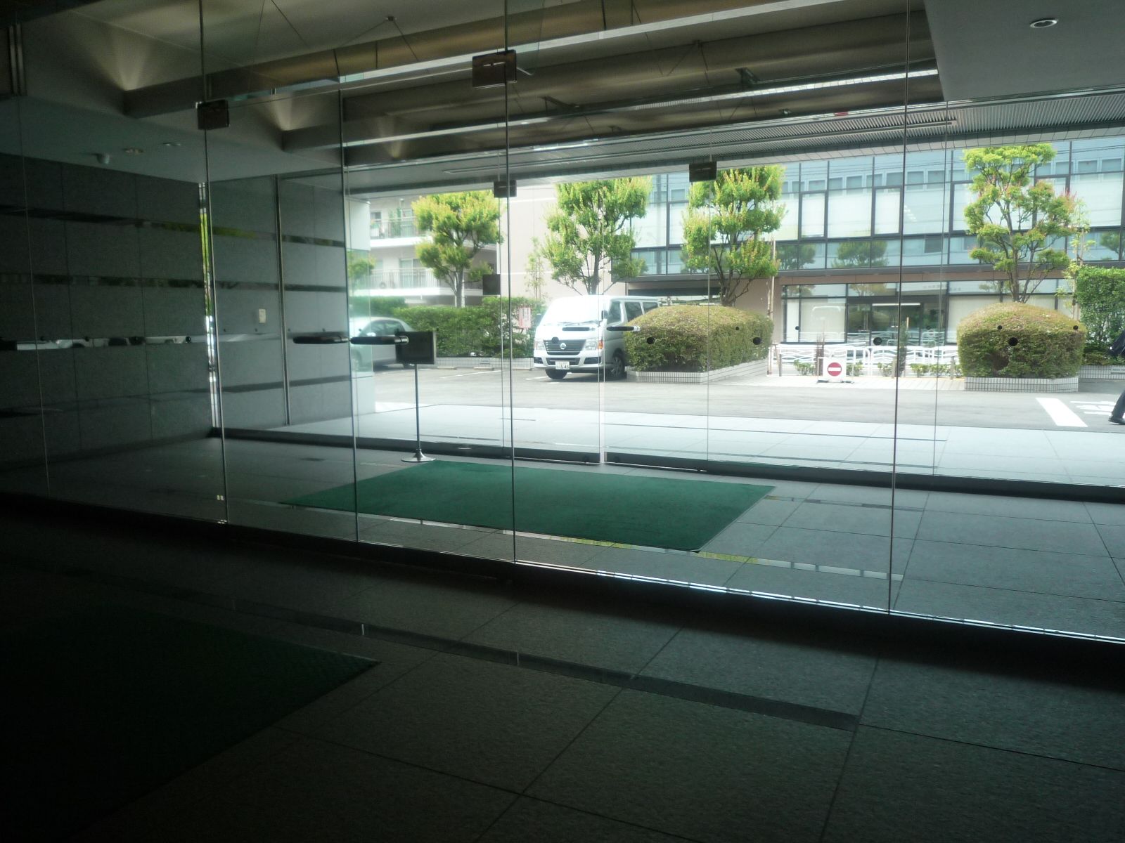 オフィスビル出入口