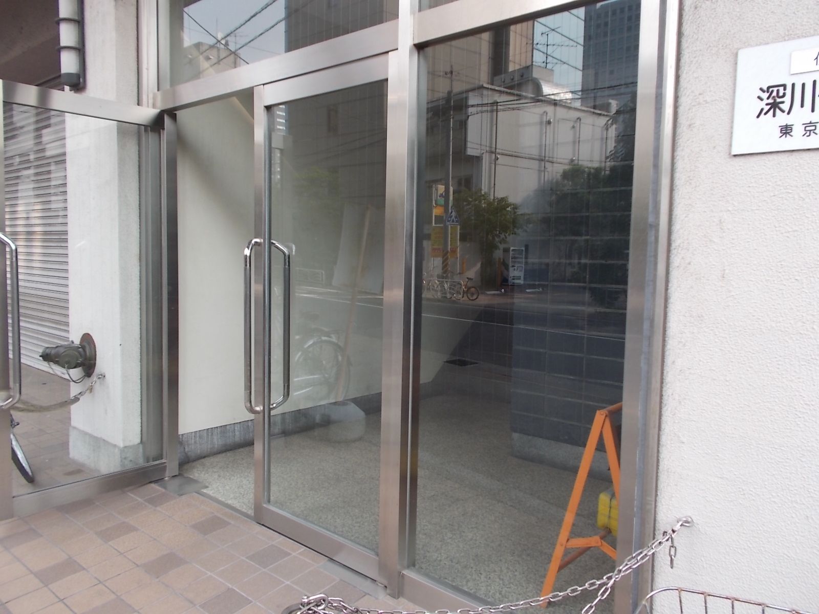 オフィスビル入口